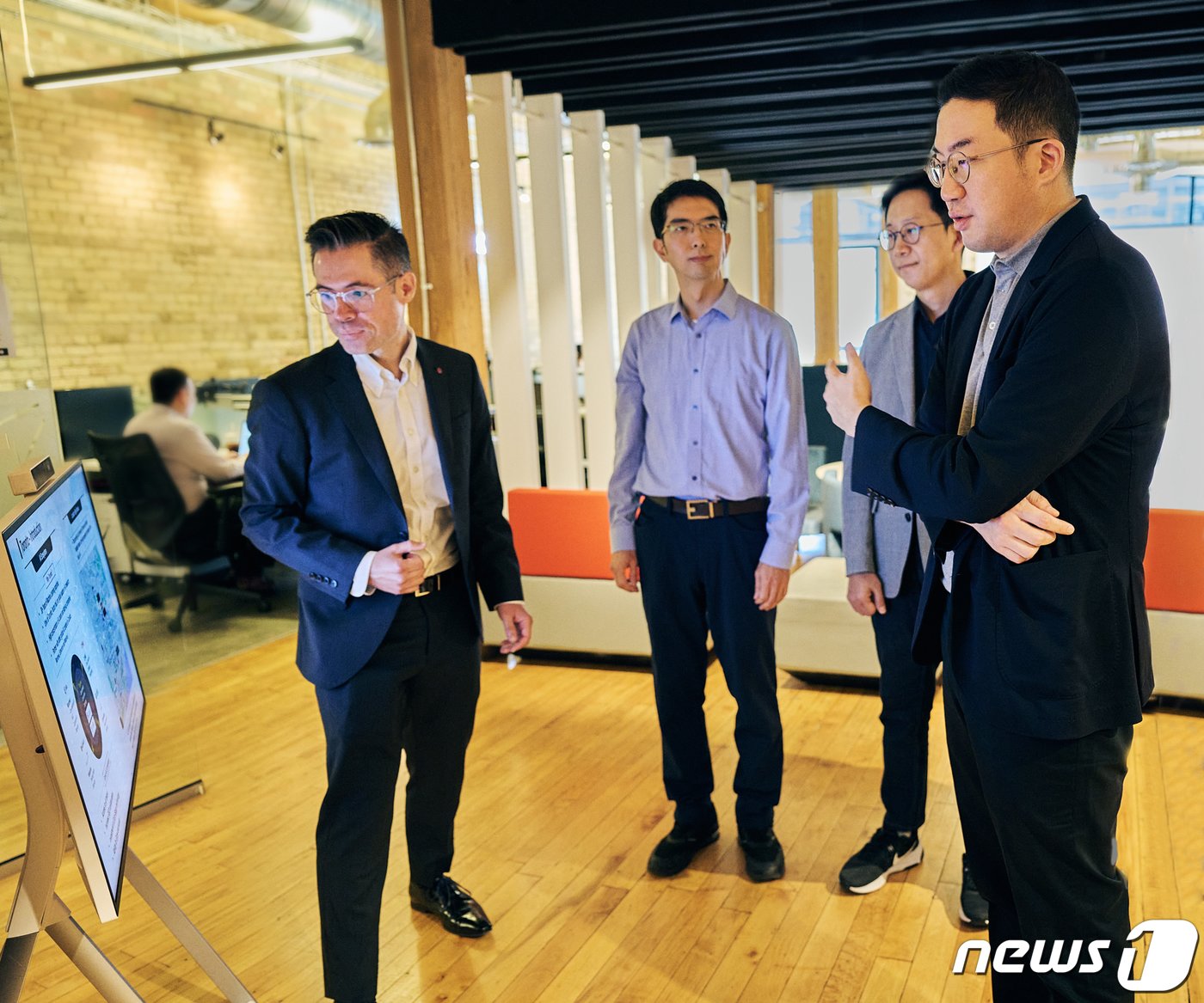 본문 이미지 - 구광모 LG 대표가 22일(현지시간) 캐나다 토론토 LG전자 AI랩을 찾아 AI 전략을 논의하고 있다 (LG그룹 제공) 2023.8.24/뉴스1