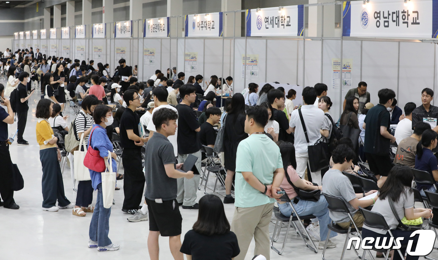 (서울=뉴스1) 박세연 기자 = 24일 서울 서초구 aT센터에서 열린 2024학년도 법학전문대학원 공동입시설명회를 찾은 학생들이 입학상담을 받고 있다.25개 로스쿨의 입시정보를 한 …