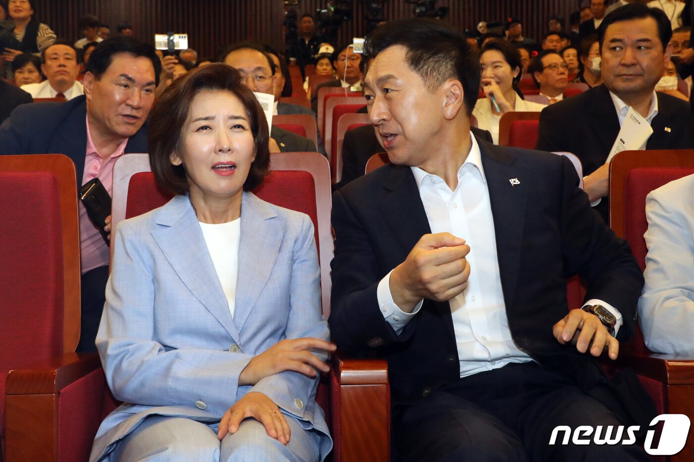 본문 이미지 - 국민의힘 김기현 대표와 나경원 전 의원이 24일 오후 서울 여의도 국회도서관에서 열린 '인구와 기후, 그리고 내일(PACT)' 포럼 창립식에서 대화를 나누고 있다./뉴스1 ⓒ News1 황기선 기자
