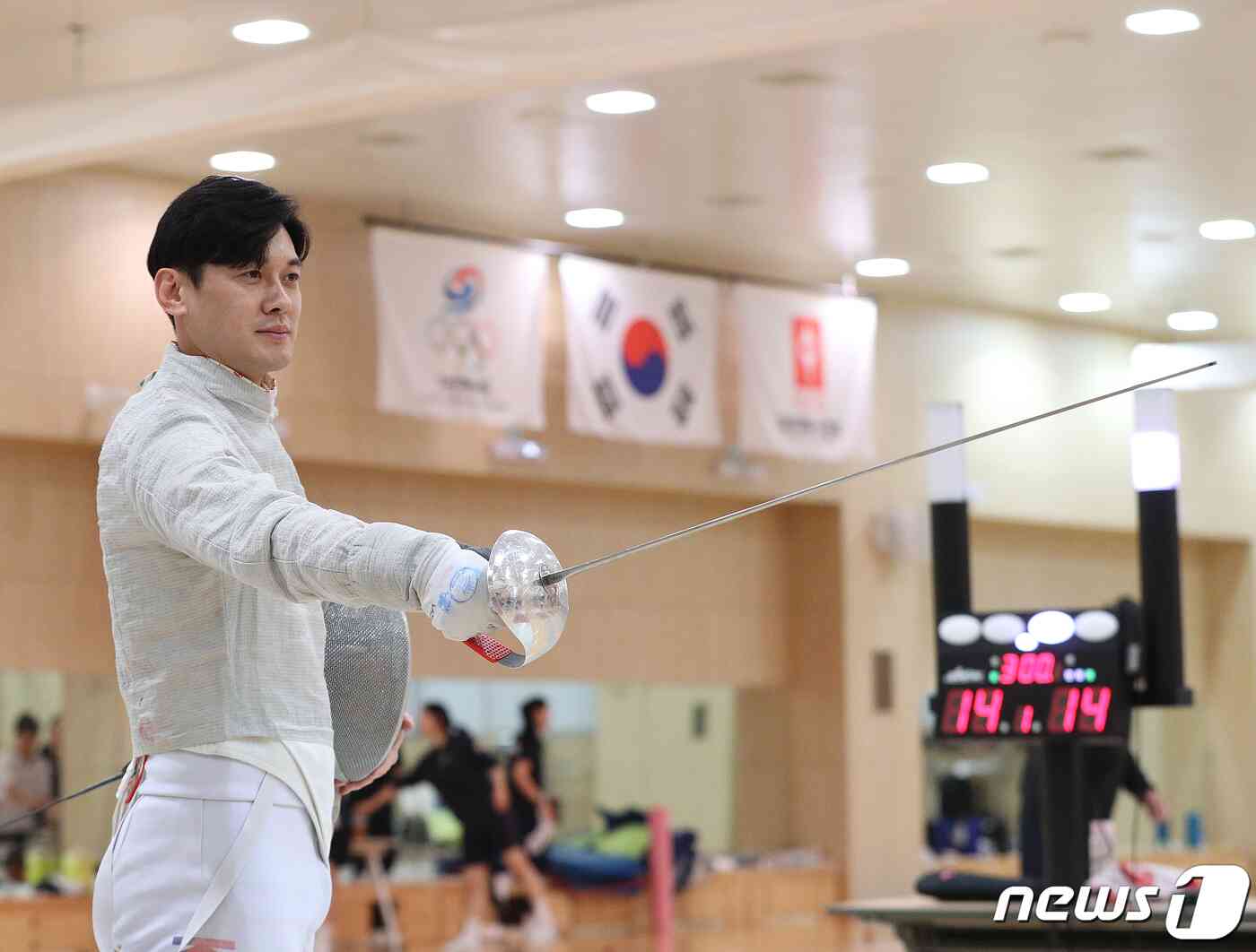 펜싱 국가대표 구본길이 24일 충북 진천군 국가대표 선수촌에서 열린 2022 항저우 아시안게임 D-30 미디어데이에서 훈련을 하고 있다. 2023.8.24/뉴스1 © News1 신웅수 기자