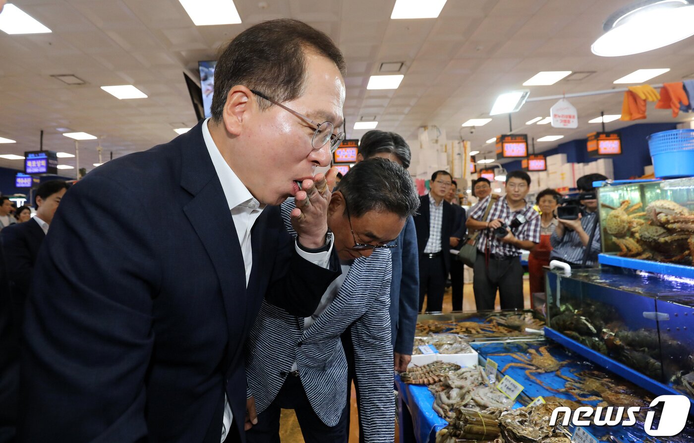 본문 이미지 - 조승환 해양수산부 장관이 24일 오후 서울 동작구 노량진수산시장을 찾아 전복을 시식하고 있다. 2023.8.24/뉴스1 ⓒ News1 박지혜 기자