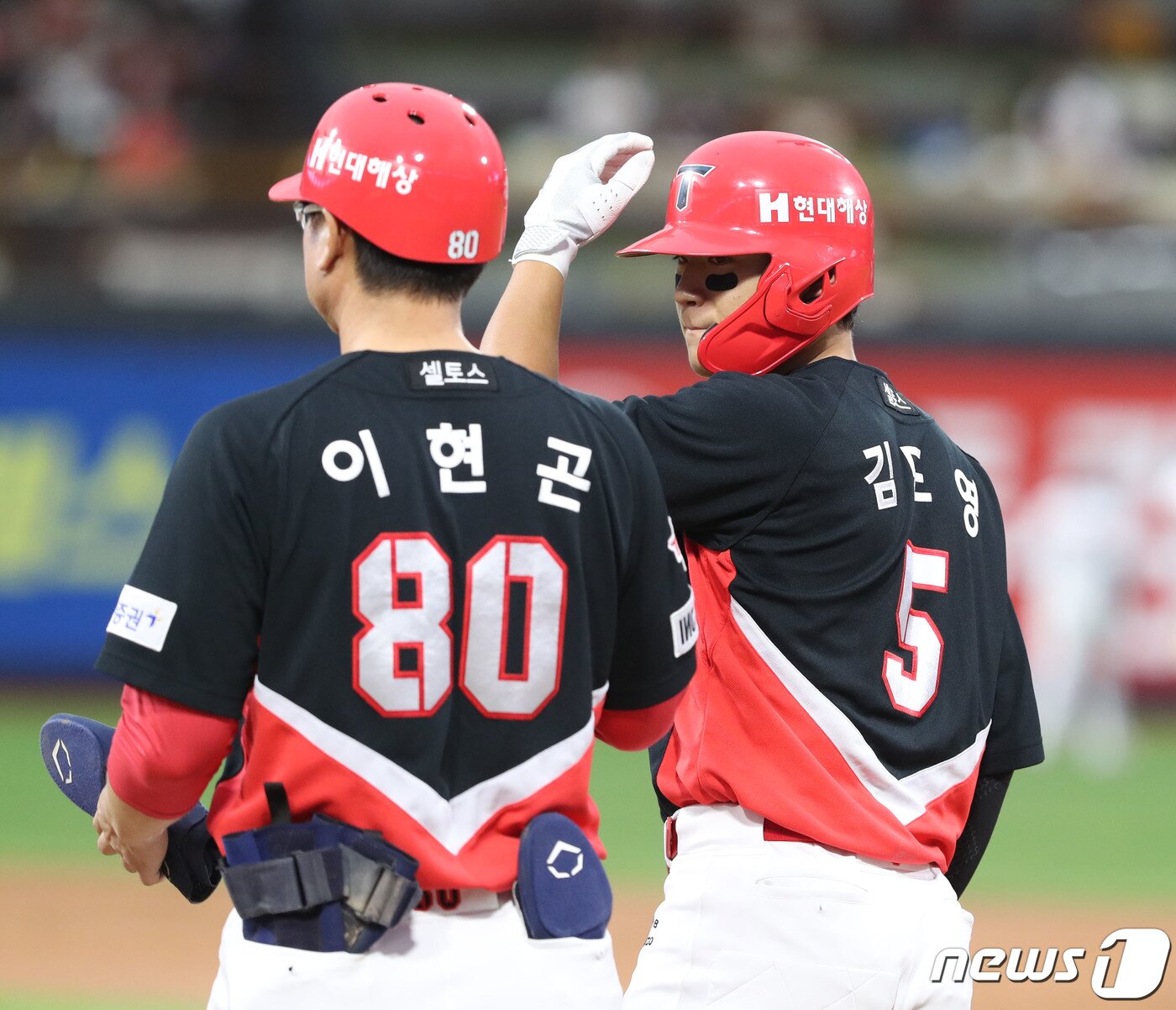 본문 이미지 - 24일 오후 경기 수원시 장안구 KT위즈파크에서 열린 ‘2023 신한은행 SOL KBO리그’ KIA 타이거즈와 KT 위즈의 경기, 3회초 2사 주자없는 상황 KIA 김도영이 안타를 치고 세리머니를 하고 있다. 2023.8.24/뉴스1 ⓒ News1 김영운 기자