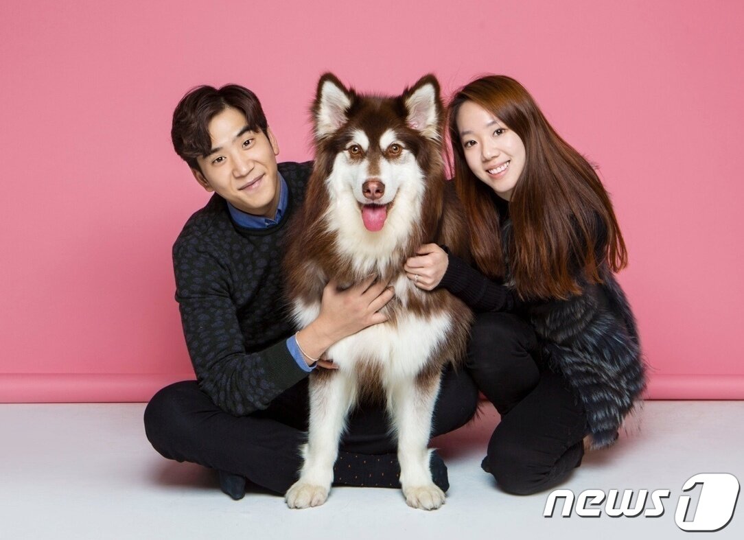 본문 이미지 - 더셈펫바이오 강도한 대표와 부인 발레리나 김리회씨가 반려견 뮤트와 함께 포즈를 취하고 있다.(강도한 대표 제공) ⓒ 뉴스1