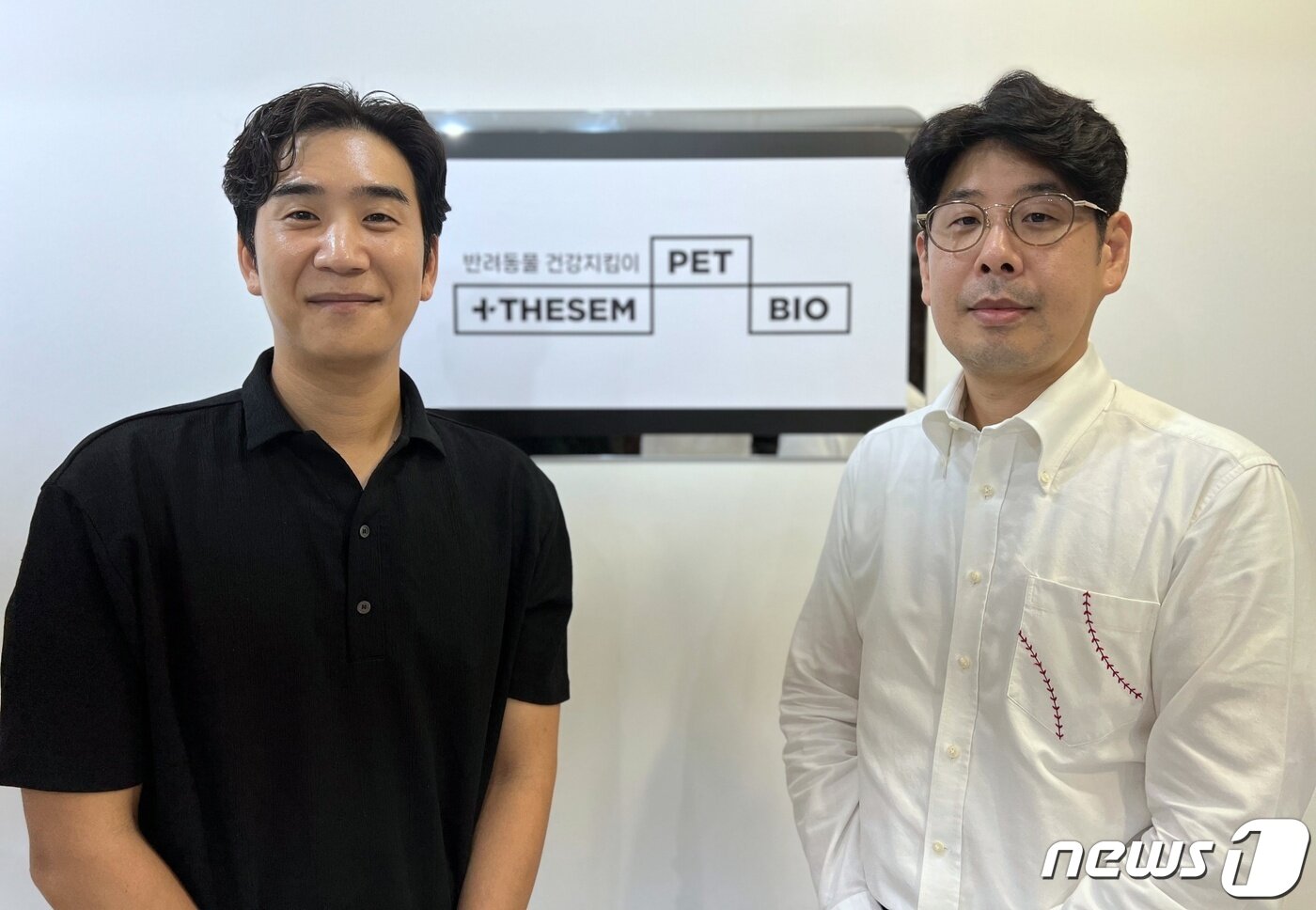 본문 이미지 - 더셈펫바이오 강두한(오른쪽), 강도한 대표가 18일 서울 강서구 사무실에서 기념사진을 찍고 있다. ⓒ 뉴스1 최서윤 기자