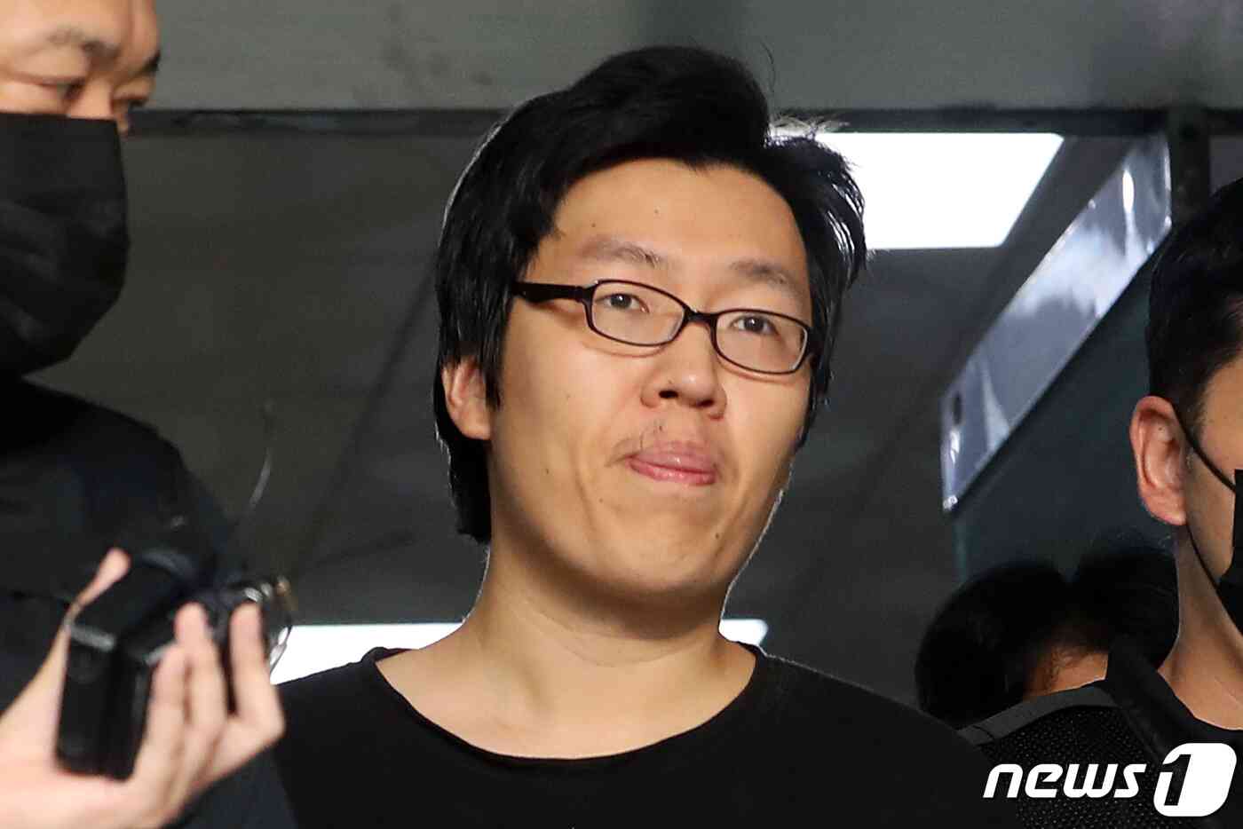 신림동 성폭행 살인 피의자 최윤종이 지난 8월 25일 오전 서울 관악경찰서에서 검찰로 송치되고 있다. 2023.8.25/뉴스1 © News1 이동해 기자