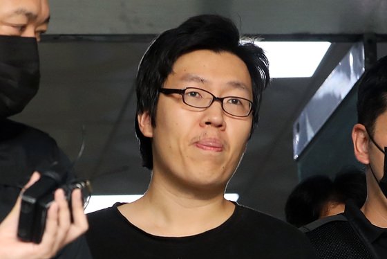 본문 이미지 - 신림동 성폭행 살인 피의자 최윤종이 25일 오전 서울 관악경찰서에서 검찰로 송치되고 있다. 2023.8.25/뉴스1 ⓒ News1 이동해 기자