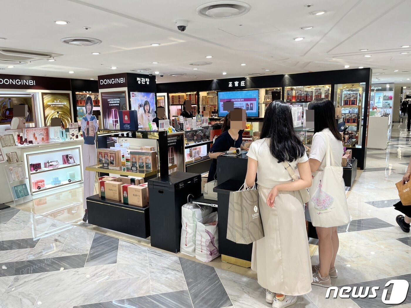 본문 이미지 - 롯데면세점 명동본점 정관장 매장에서 매장 직원이 중국인 고객을 응대하고 있다. 2022.10.24 / 뉴스1 ⓒ News1 신민경 기자
