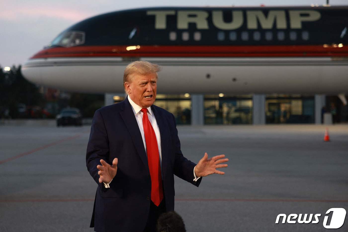본문 이미지 - 도널드 트럼프 전 미국 대통령이 24일(현지시간) 애틀랜타주 하츠필드 잭슨 공항에 도착한 뒤 기자들에게 자신의 입장을 밝히고 있다. ⓒ AFP=뉴스1 ⓒ News1 박형기 기자