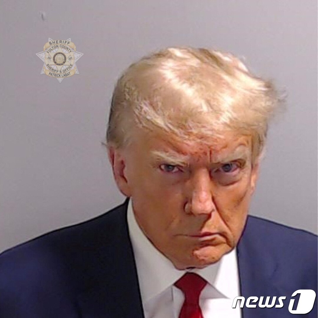본문 이미지 - 조지아주 풀턴 카운티 구치소가 공개한 트럼프 머그샷. 2023.08.24/ ⓒ 로이터=뉴스1 ⓒ News1 박재하 기자