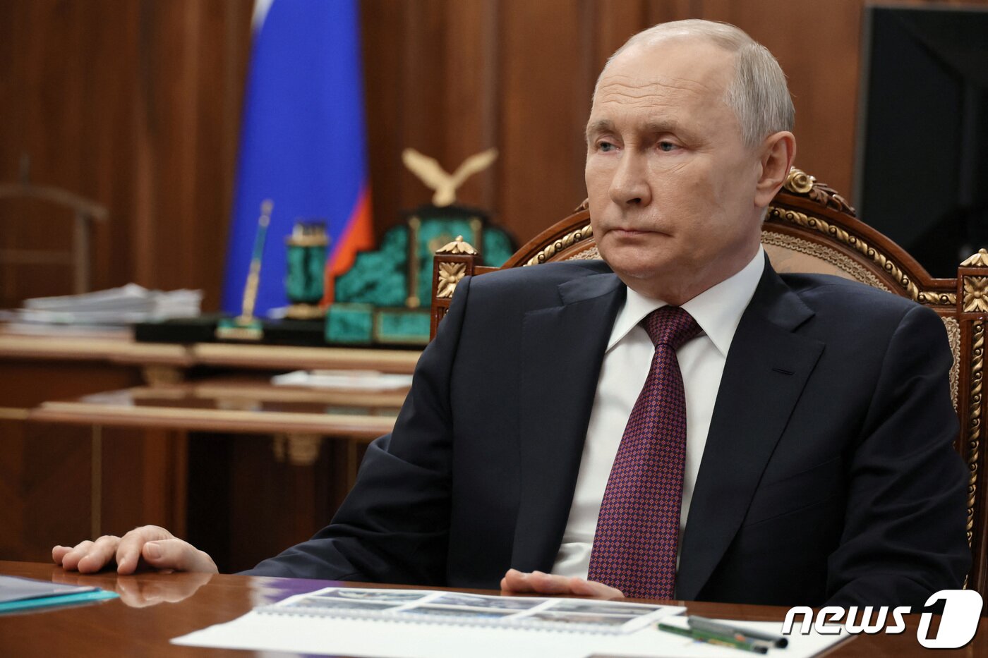 본문 이미지 - 블라디미르 푸틴 러시아 대통령이 24일 (현지시간) 모스크바에서 데니스 푸실린 도네츠크인민공화국(DPR) 수반 대행과 만나 바그너 그룹 수장 예브게니 프리고진의 사망과 관련해 “그는 유능한 사업가였지만 실수도 했다"며 ＂유족에 애도의 뜻을 전한다＂고 입장을 밝히고 있다. 2023.08.25 ⓒ 로이터=뉴스1 ⓒ News1 우동명 기자