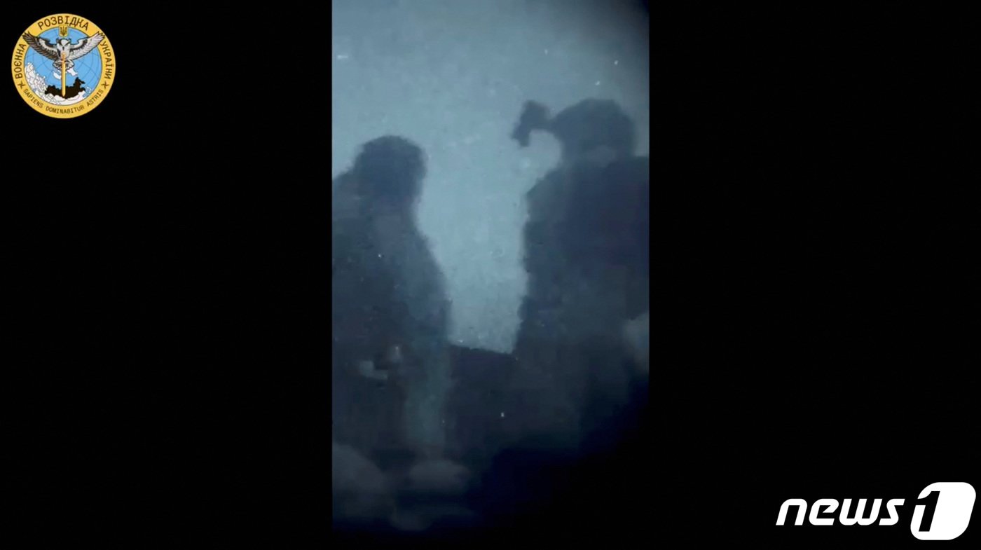 본문 이미지 - 24일 (현지시간) 러시아가 점령 중인 크름반도의 올레니우카, 마야크에서 우크라이나 병사들이 모터 보트를 타고 특수 작전을 수행하고 있다. 2023.08.25 ⓒ 로이터=뉴스1 ⓒ News1 우동명 기자