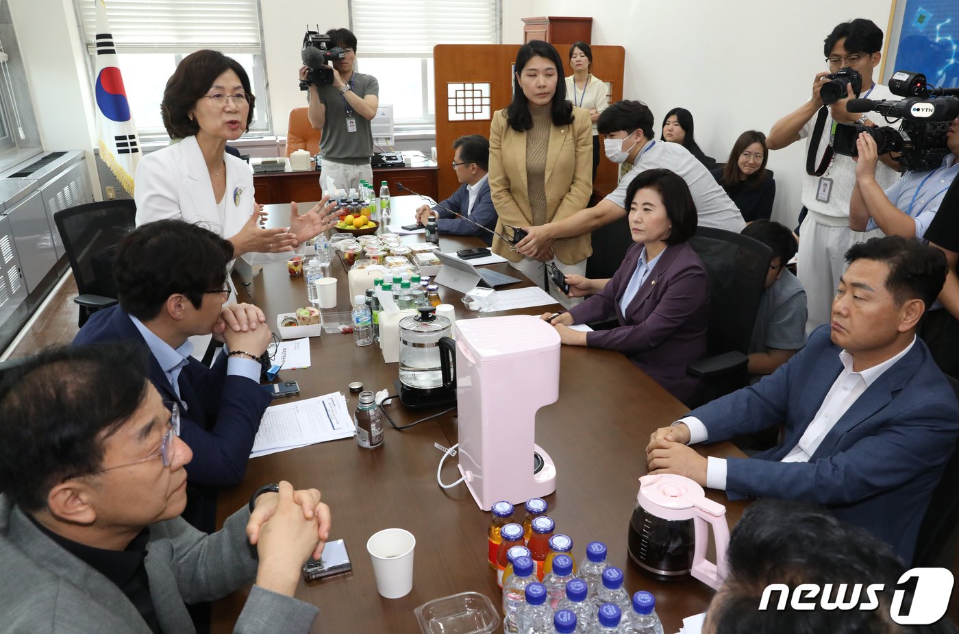 본문 이미지 - 권인숙 국회 여성가족위원회 위원장 등이 25일 오전 서울 여의도 국회에서 여가위 전체회의에 앞서 회의에 불출석한 김현숙 여성가족부 장관 관련 발언을 하고 있다. 이날 김현숙 여성가족부 장관은 여가위에 출석하지 않았다. 2023.8.25/뉴스1 ⓒ News1 송원영 기자