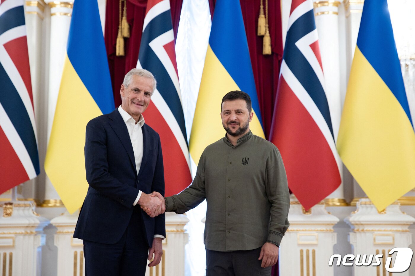 본문 이미지 - 우크라이나를 깜짝 방문한 요나스 가르 스퇴레 노르웨이 총리가 24일(현지시간) 수도 키이우에서 볼로디미르 젤렌스키 우크라이나 대통령을 만나 악수하고 있다. 이날 정상회담을 마친 스퇴레 총리는 우크라이나에 F-16 전투기를 지원하겠다고 밝혔다. 2023.8.24. ⓒ 로이터=뉴스1 ⓒ News1 김성식 기자