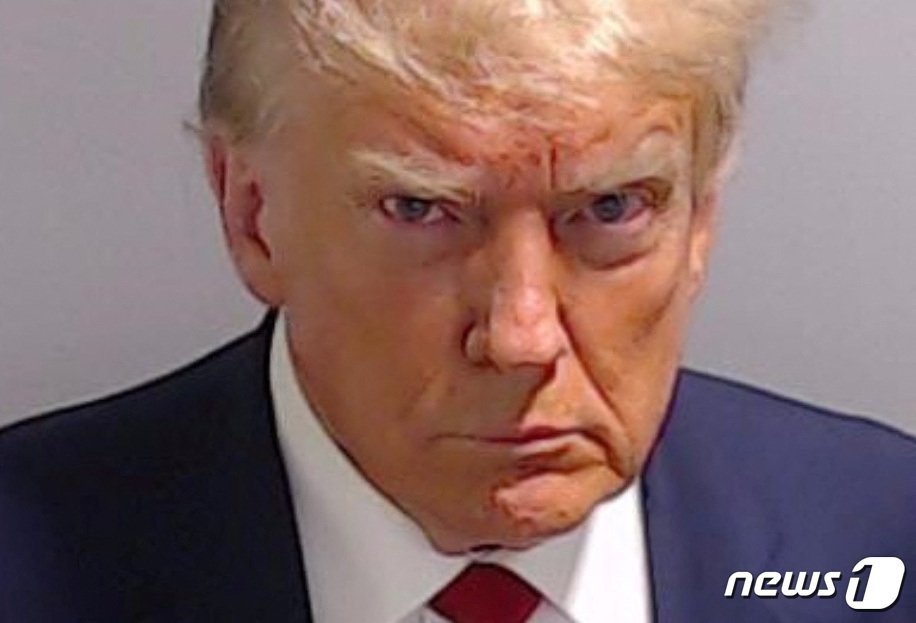 본문 이미지 - 미국 수사 당국이 지난 8월24일(현지시간) 공개한 도널드 트럼프 전대통령 머그샷 확대 사진. ⓒ 로이터=뉴스1 ⓒ News1 박형기 기자