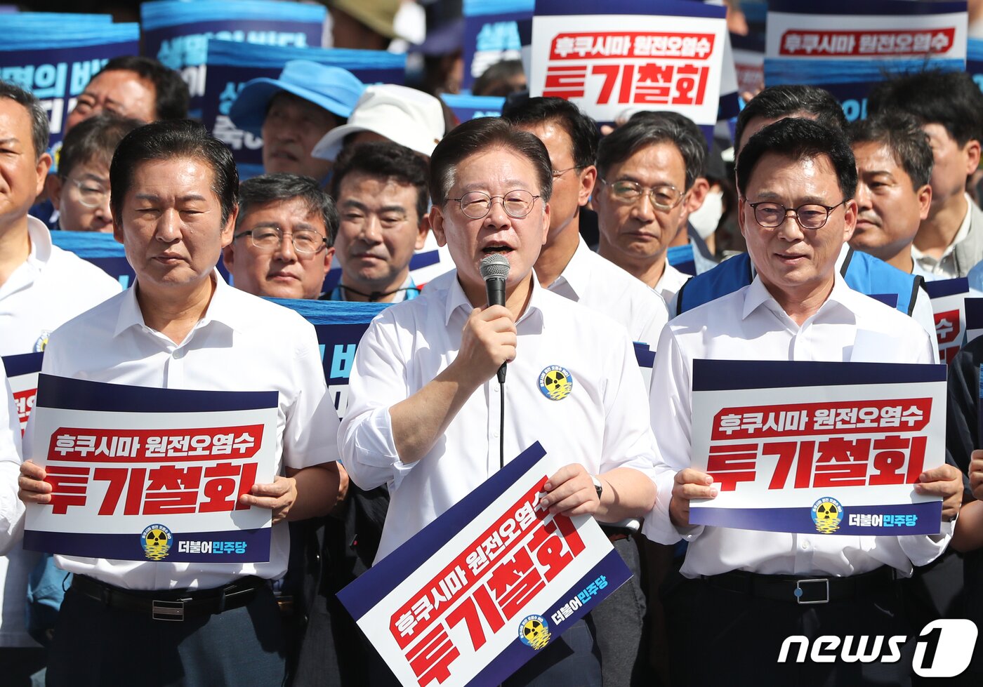 본문 이미지 - 이재명 더불어민주당 대표가 25일 서울 광화문광장에서 열린 후쿠시마 원전오염수 투기 중단 국민행진에 앞서 규탄발언을 하고 있다. 2023.8.25/뉴스1 ⓒ News1 허경 기자