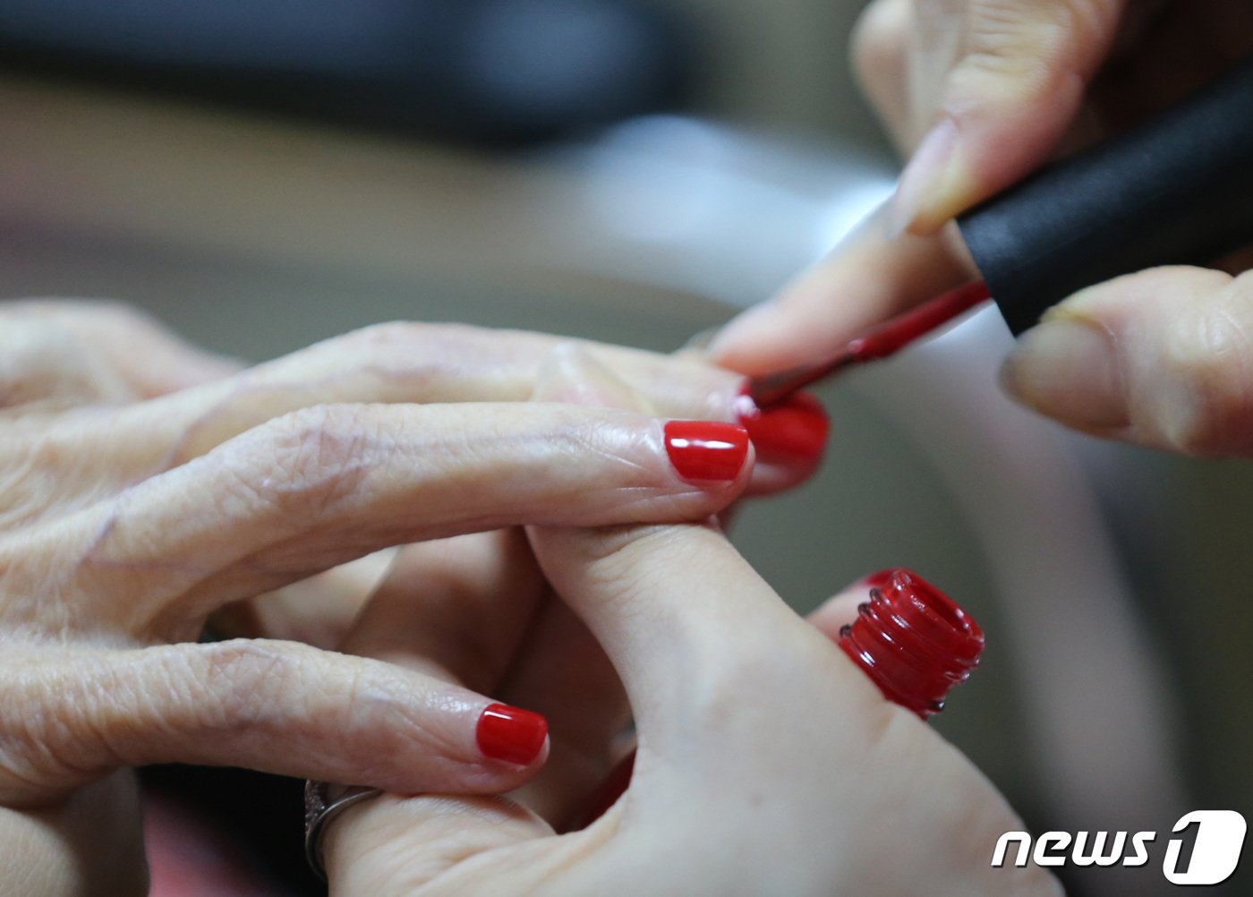 본문 이미지 - 대전 K뷰티 포럼 봉사단이 8월25일 대전 대덕구 대덕요양원에서 어르신 이·미용 네일, 마사지 등 봉사활동을 하고 있다. (사진은 기사 내용과 무관함) 2023.8.25/ 뉴스1 ⓒ News1 김기태 기자
