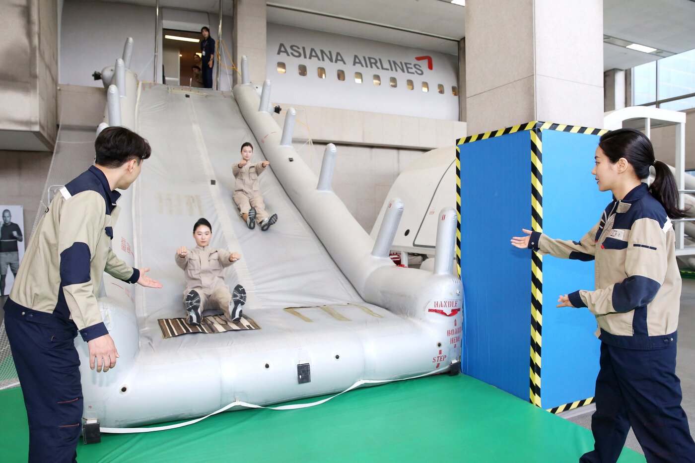 본문 이미지 - 승무원이 차례로 비상 탈출하는 모습(아시아나항공 제공)