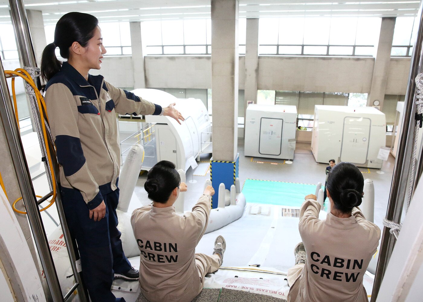 본문 이미지 - 승무원이 슬라이드에서 준비자세를 취하고 있는 모습(아시아나항공 제공)
