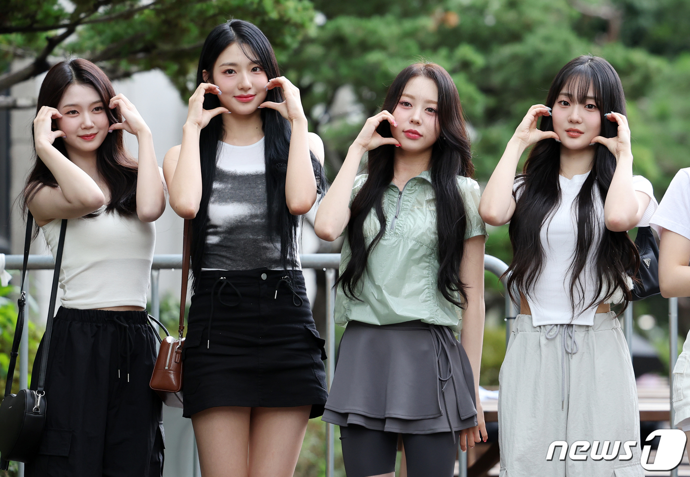 (서울=뉴스1) 김진환 기자 = 트리플에스의 유닛 그룹 러블루션 공유빈(왼쪽부터), 신위, 정혜린, 윤서연이 25일 오전 서울 영등포구 KBS에서 열린 ‘뮤직뱅크’ 녹화에 참석하고 …