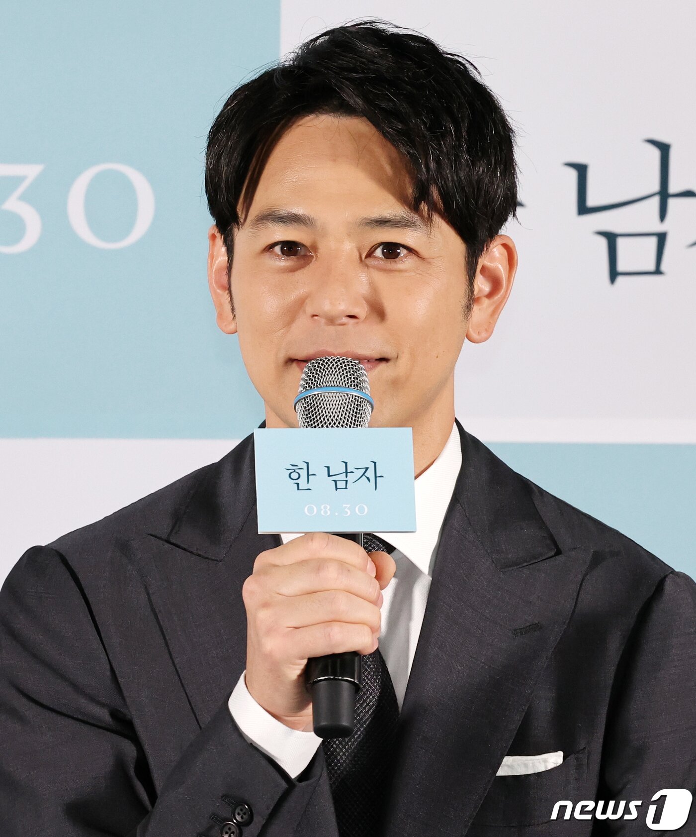 본문 이미지 - 일본 배우 츠마부키 사토시가 25일 오후 서울 광진구 롯데시네마 건대입구에서 열린 영화 ‘한 남자’ 언론시사회에서 인사말을 하고 있다. ‘한 남자’는 죽은 남편의 이름, 과거 모든 것이 다른 사람의 것이었다는 사실이 밝혀지며 정체가 묘연해진 한 남자 ‘X’의 거짓된 인생을 따라가는 추적 미스터리 영화로 오는 30일 국내 개봉한다. 2023.8.25/뉴스1 ⓒ News1 김진환 기자