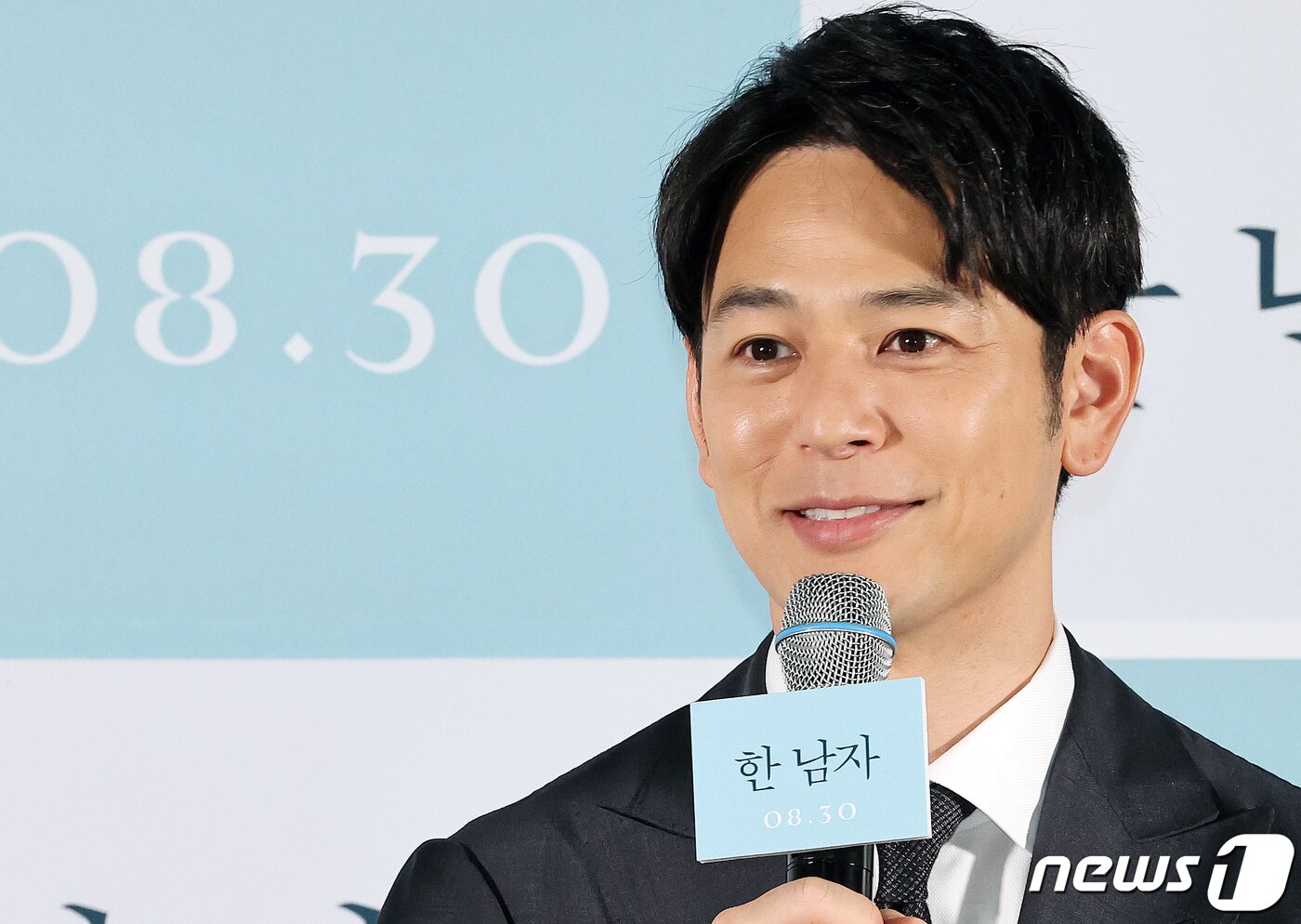 본문 이미지 - 일본 배우 츠마부키 사토시가 25일 오후 서울 광진구 롯데시네마 건대입구에서 열린 영화 ‘한 남자’ 언론시사회에서 취재진 질문에 답변 중 미소를 짓고 있다. ‘한 남자’는 죽은 남편의 이름, 과거 모든 것이 다른 사람의 것이었다는 사실이 밝혀지며 정체가 묘연해진 한 남자 ‘X’의 거짓된 인생을 따라가는 추적 미스터리 영화로 오는 30일 국내 개봉한다. 2023.8.25/뉴스1 ⓒ News1 김진환 기자