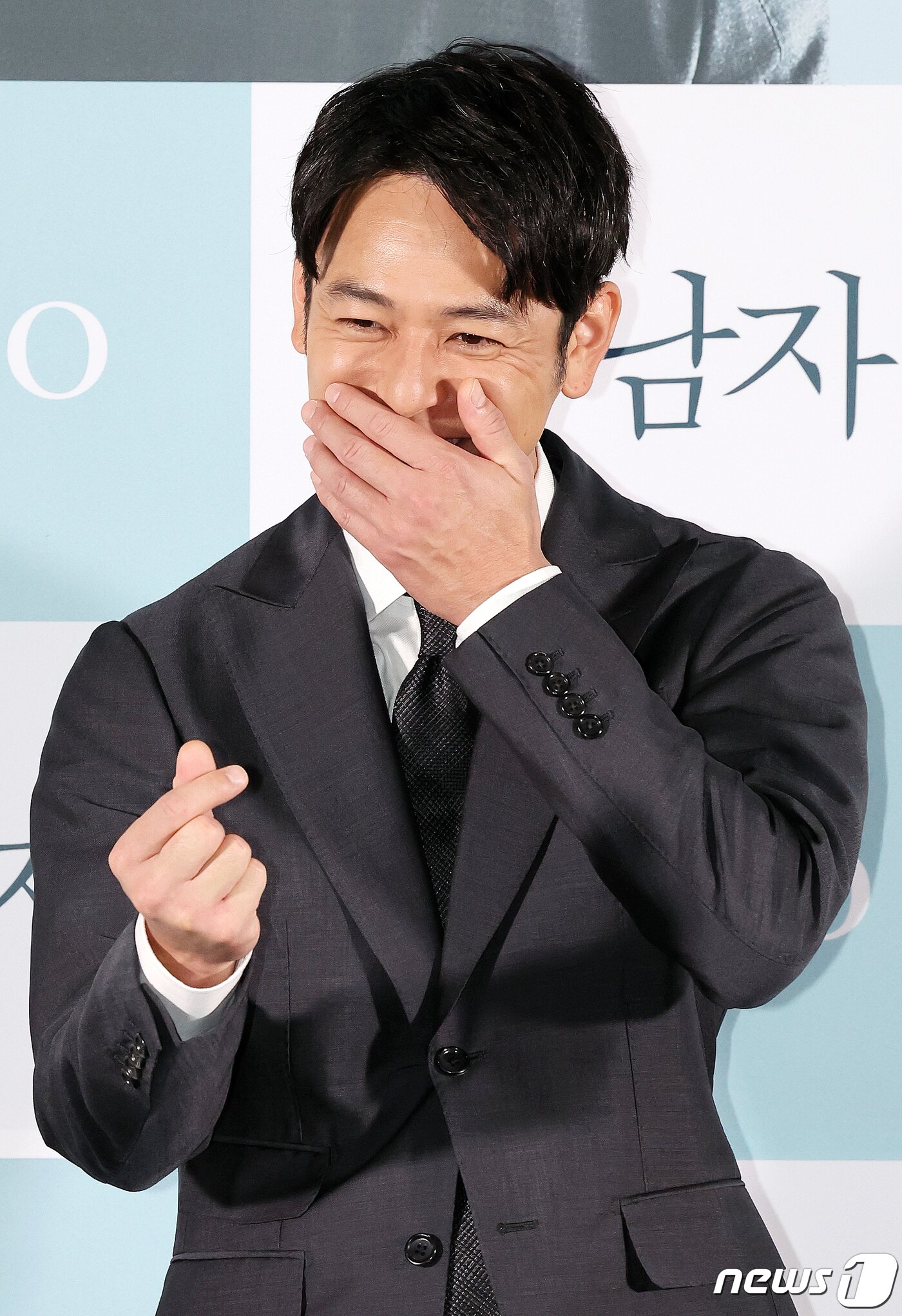 본문 이미지 - 일본 배우 츠마부키 사토시가 25일 오후 서울 광진구 롯데시네마 건대입구에서 열린 영화 ‘한 남자’ 언론시사회에서 포즈를 취하고 있다. ‘한 남자’는 죽은 남편의 이름, 과거 모든 것이 다른 사람의 것이었다는 사실이 밝혀지며 정체가 묘연해진 한 남자 ‘X’의 거짓된 인생을 따라가는 추적 미스터리 영화로 오는 30일 국내 개봉한다. 2023.8.25/뉴스1 ⓒ News1 김진환 기자