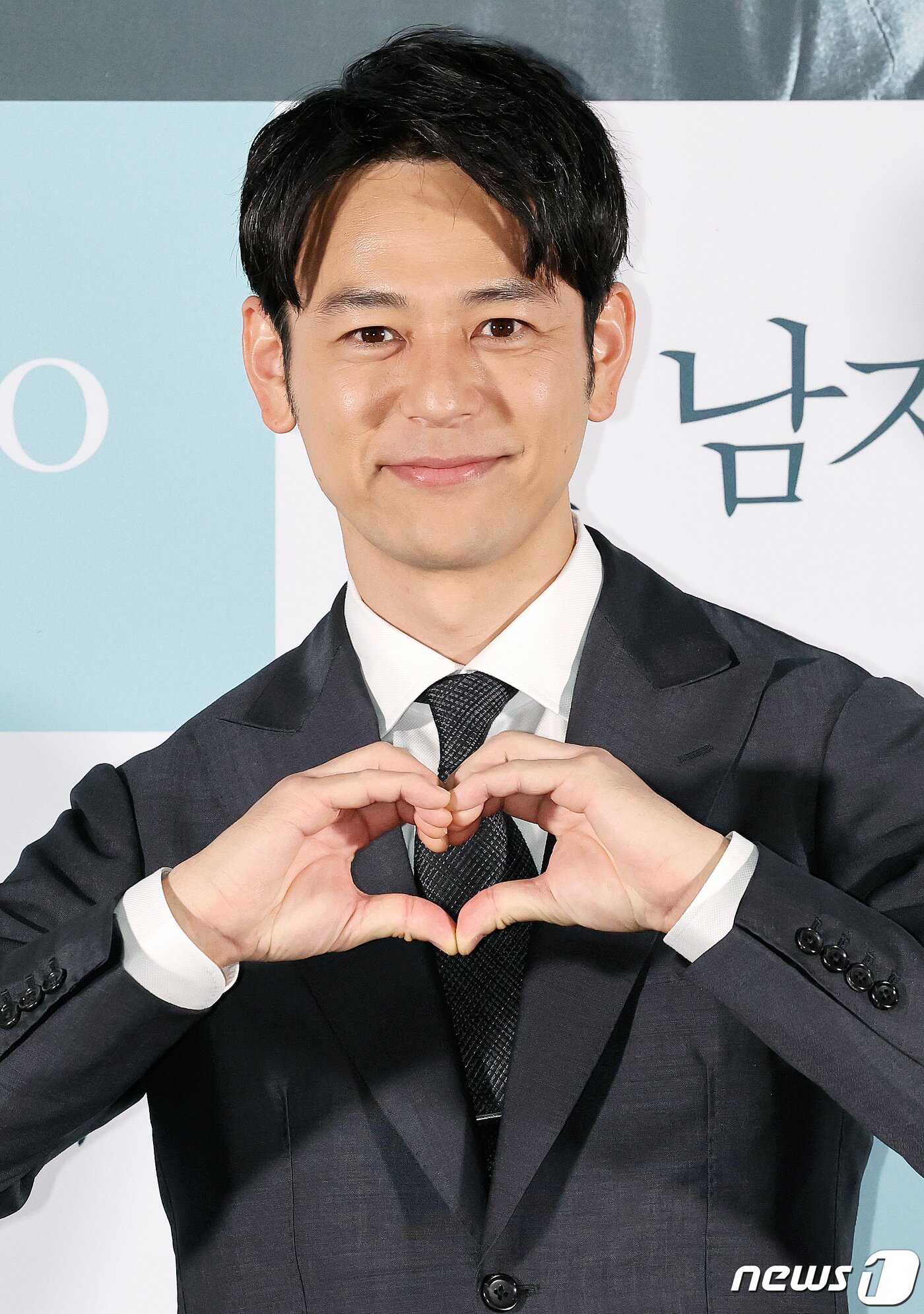 본문 이미지 - 일본 배우 츠마부키 사토시가 25일 오후 서울 광진구 롯데시네마 건대입구에서 열린 영화 ‘한 남자’ 언론시사회에서 포즈를 취하고 있다. ‘한 남자’는 죽은 남편의 이름, 과거 모든 것이 다른 사람의 것이었다는 사실이 밝혀지며 정체가 묘연해진 한 남자 ‘X’의 거짓된 인생을 따라가는 추적 미스터리 영화로 오는 30일 국내 개봉한다. 2023.8.25/뉴스1 ⓒ News1 김진환 기자