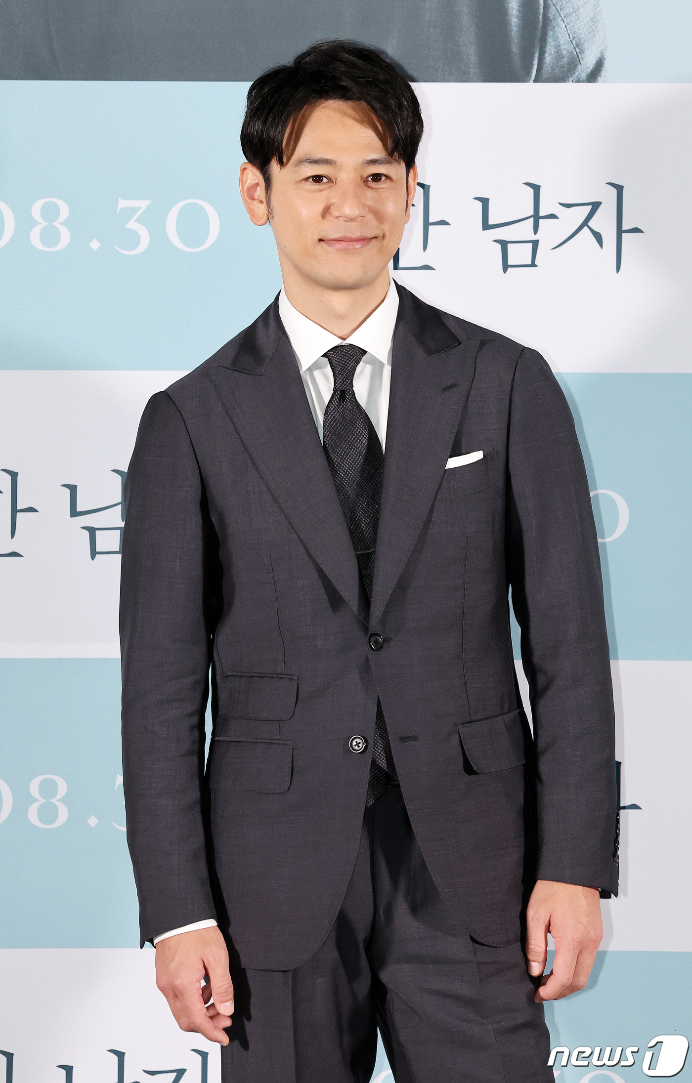 (서울=뉴스1) 김진환 기자 = 일본 배우 츠마부키 사토시가 25일 오후 서울 광진구 롯데시네마 건대입구에서 열린 영화 ‘한 남자’ 언론시사회에서 포즈를 취하고 있다.‘한 남자’는 …