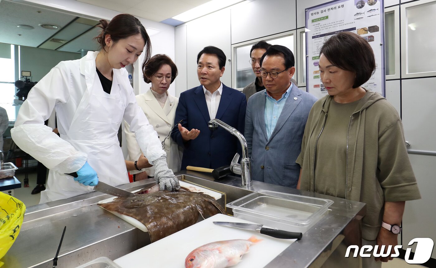 본문 이미지 - 성일종 국민의힘 우리바다 지키기 검증 TF 위원장을 비롯한 위원들이 25일 오후 부산 서구 부산지방식품의약품안전청 감천항수입식품검사소에서 수산물 방사능 검사를 위한 시료 전처리 과정을 지켜보고 있다. 2023.8.25/뉴스1 ⓒ News1 윤일지 기자
