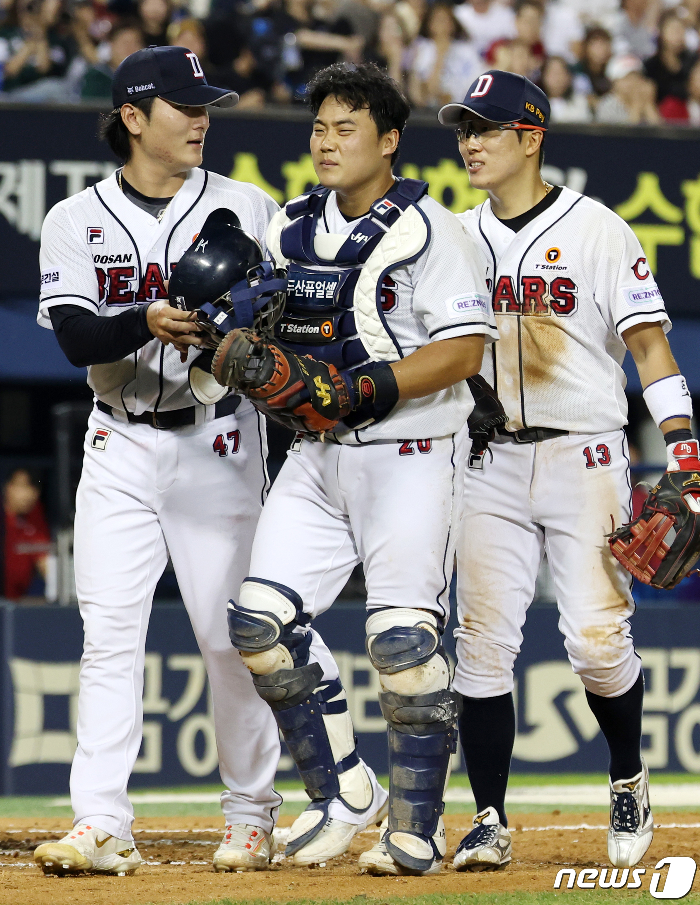 (서울=뉴스1) 민경석 기자 = 25일 오후 서울 송파구 잠실야구장에서 열린 프로야구 '2023 신한은행 SOL KBO리그' SSG 랜더스와 두산베어스의 경기 7회초  2사 주자 …