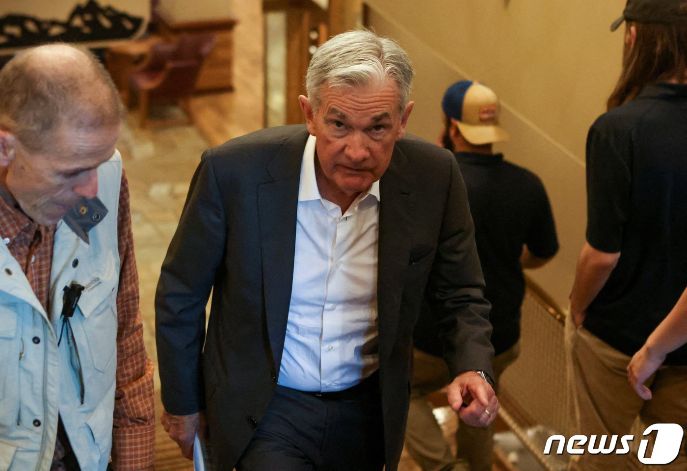 본문 이미지 - 제롬 파월 미국 연방준비제도 의장이 25일&#40;현지시간&#41; 와이오밍주 잭슨에서 열리는 잭슨홀 경제 심포지움에 참석하고 있다. 2023.8.25 ⓒ 로이터=뉴스1 ⓒ News1 강민경 기자