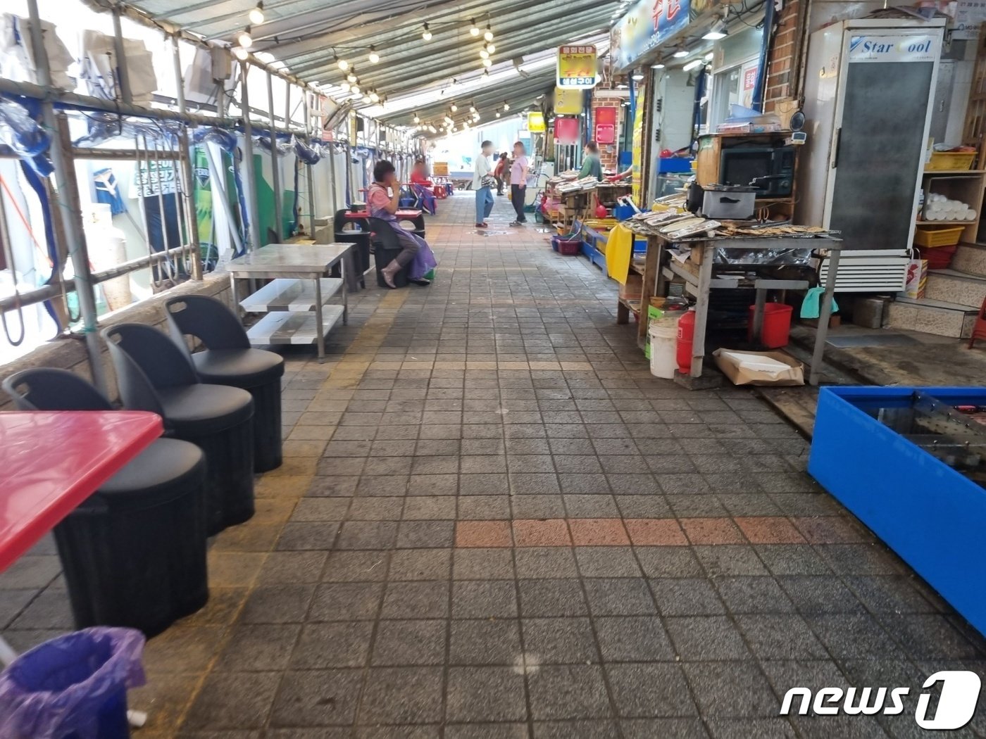 본문 이미지 - 일본의 후쿠시마 원전 오염수 방류 이후 첫 주말이자 막바지 피서철인 26일 오후 강원 강릉시 주문진항 내 먹거리촌 골목이 한산한 모습이다. 2023.8.26/뉴스1 윤왕근 기자