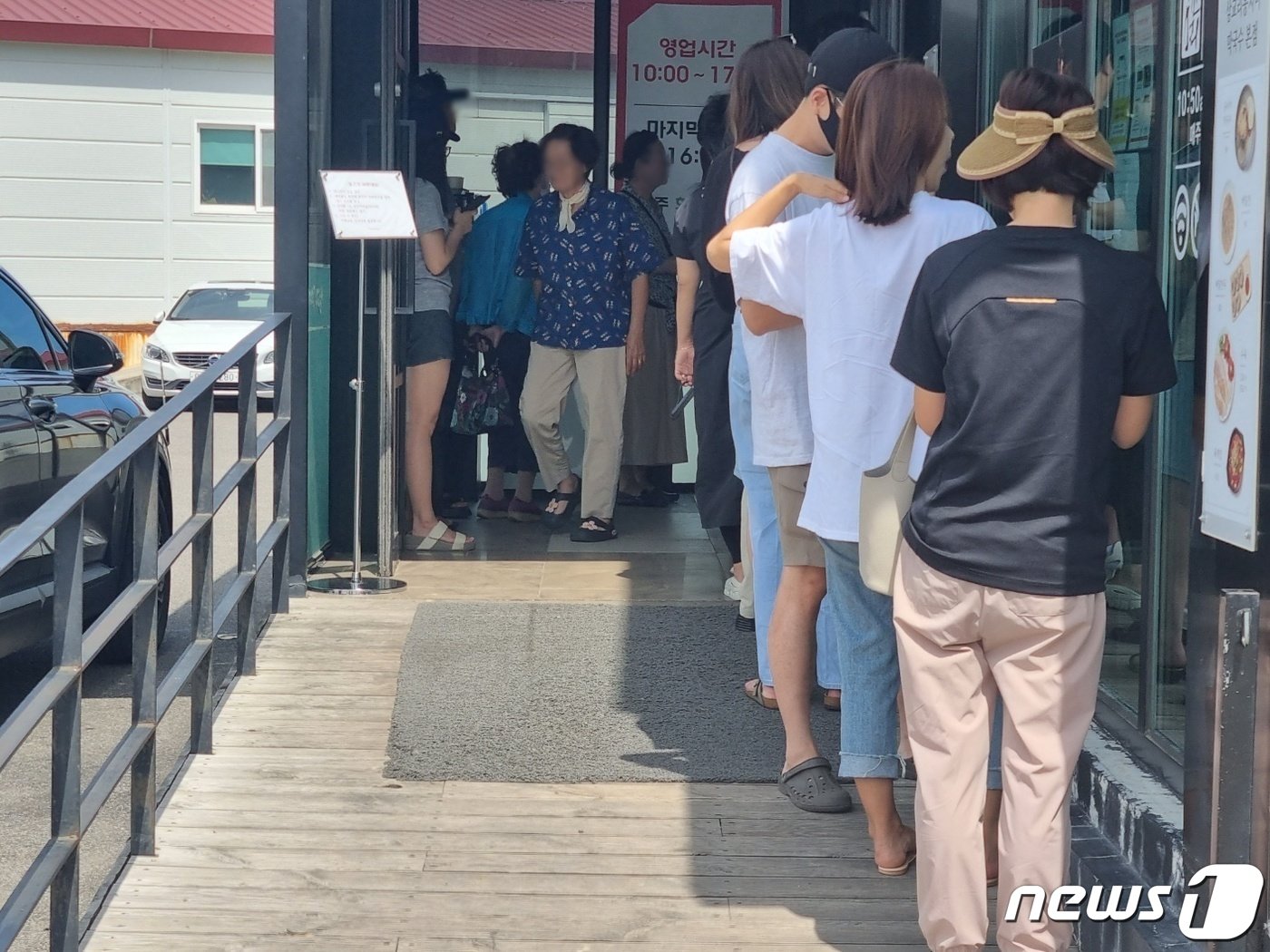 본문 이미지 - 일본의 후쿠시마 원전 오염수 방류 이후 첫 주말이자 막바지 피서철인 26일 강원 강릉시 구정면의 한 막국수 전문점에 줄이 늘어서 있다. 2023.8.26/뉴스1 윤왕근 기자