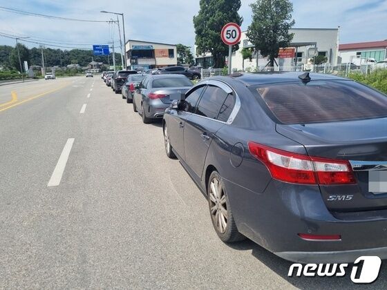 일본의 후쿠시마 원전 오염수 방류 이후 첫 주말이자 막바지 피서철인 26일 강원 강릉시 구정면의 한 막국수 전문점 입구 갓길이 주차된 차량으로 가득하다. 2023.8.26/뉴스1 윤왕근 기자