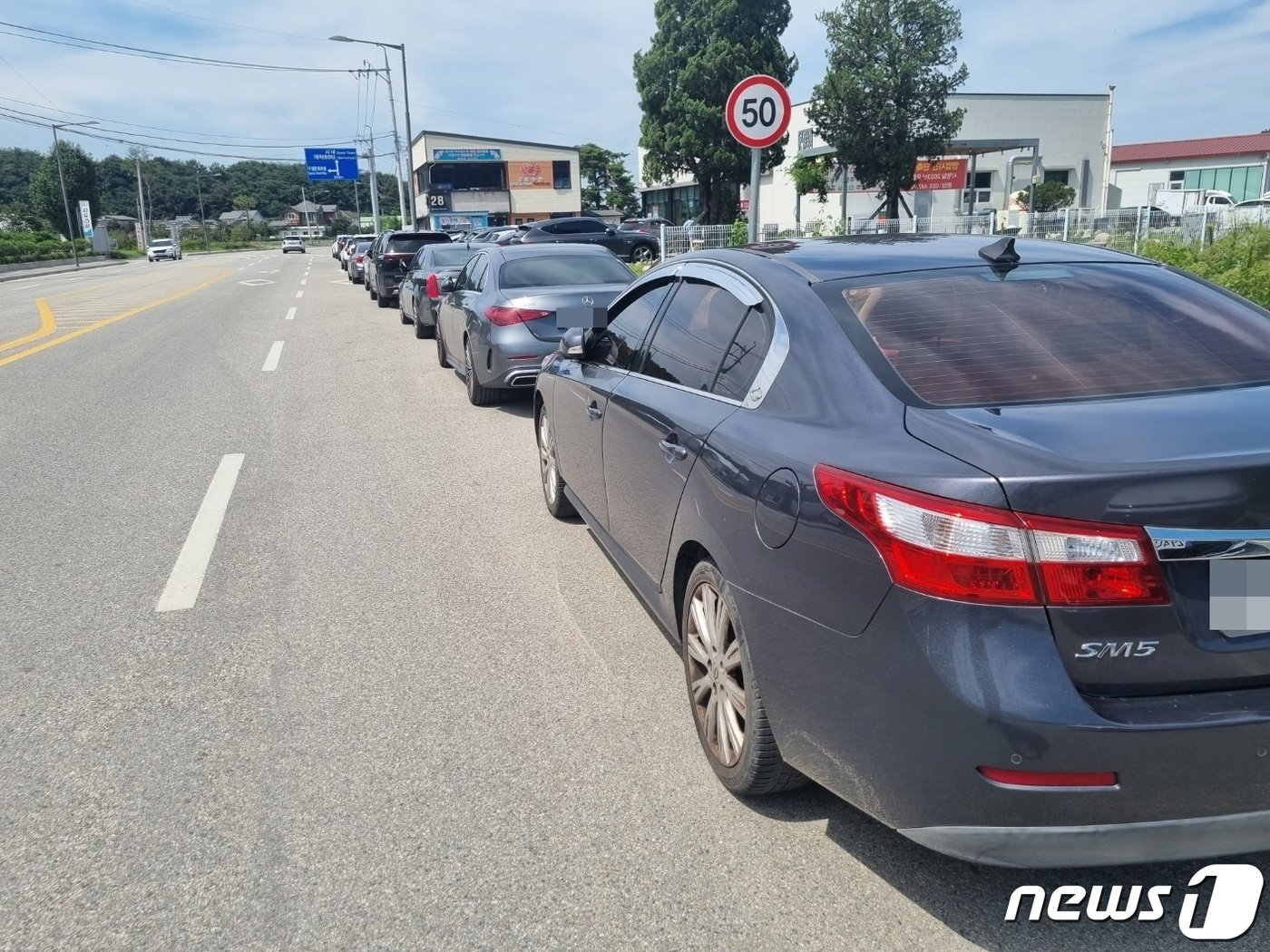 본문 이미지 - 일본의 후쿠시마 원전 오염수 방류 이후 첫 주말이자 막바지 피서철인 26일 강원 강릉시 구정면의 한 막국수 전문점 입구 갓길이 주차된 차량으로 가득하다. 2023.8.26/뉴스1 윤왕근 기자