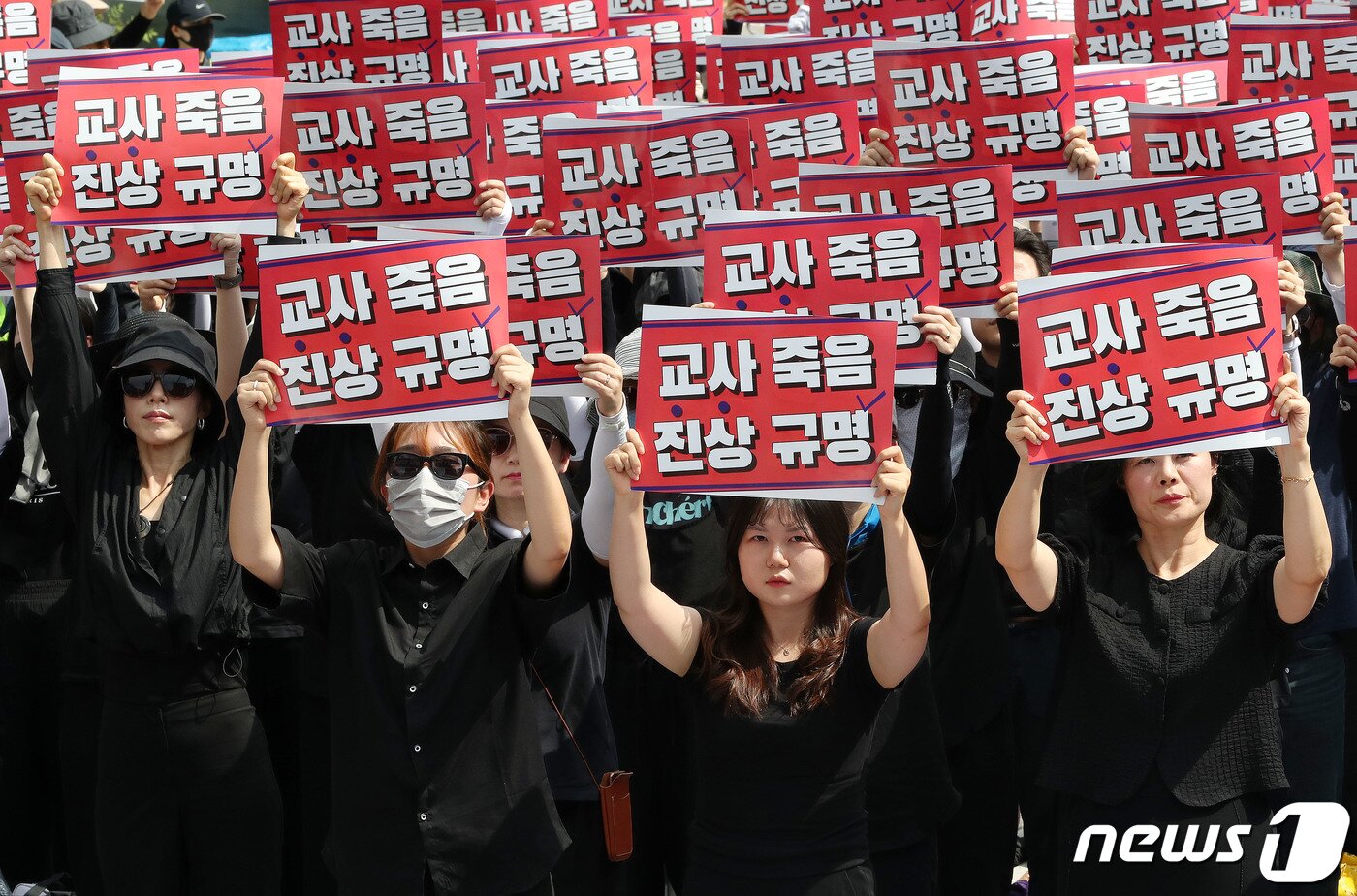 본문 이미지 - 전국교사모임 교사들이 26일 서울 여의도 국회 앞에서 열린 국회 입법촉구 및 추모 6차 교사집회에서 구호를 외치고 있다. 2023.8.26/뉴스1 ⓒ News1 박세연 기자