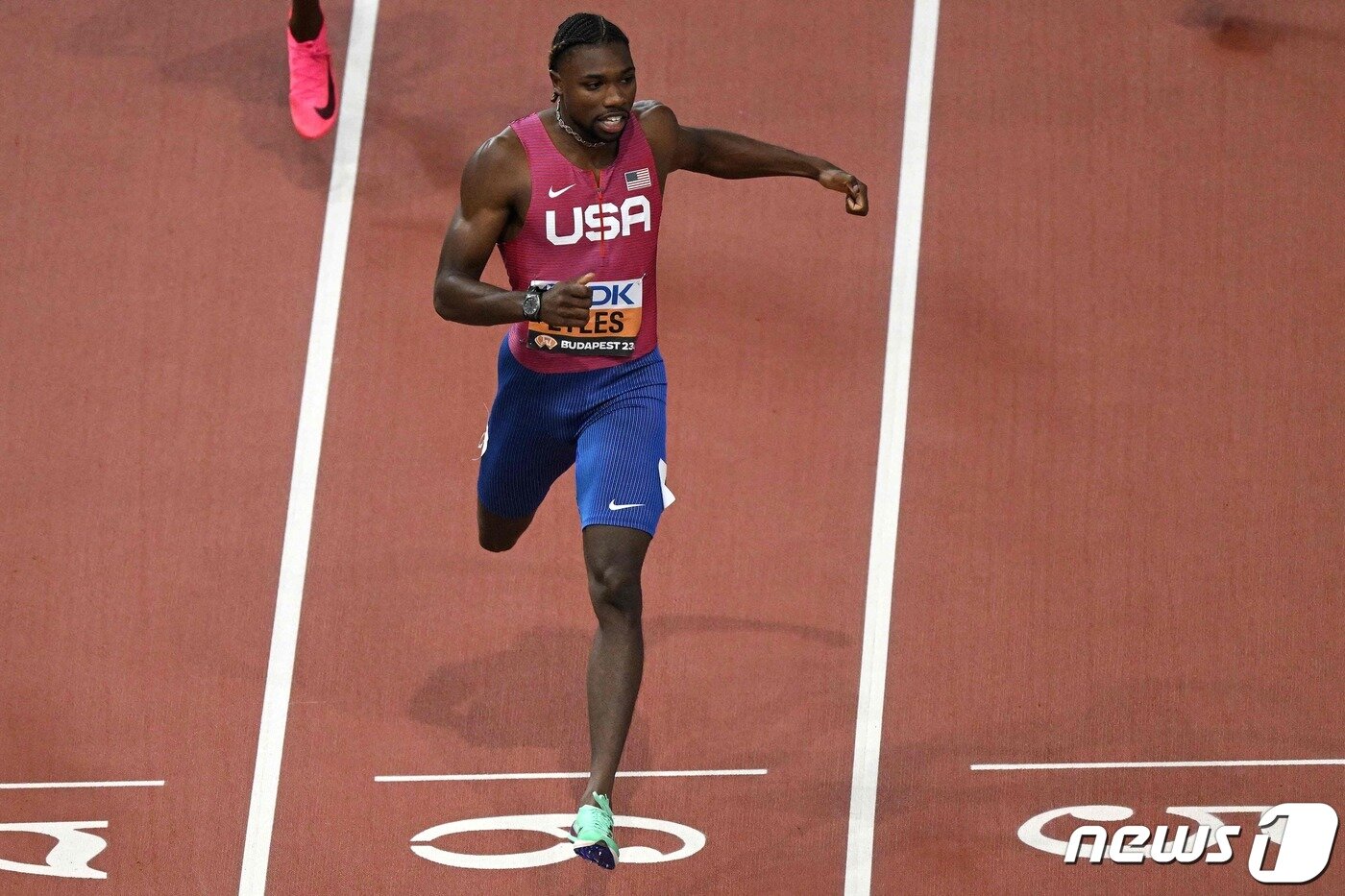 본문 이미지 - 세계선수권 200m 정상에 오른 라일스. ⓒ AFP=뉴스1