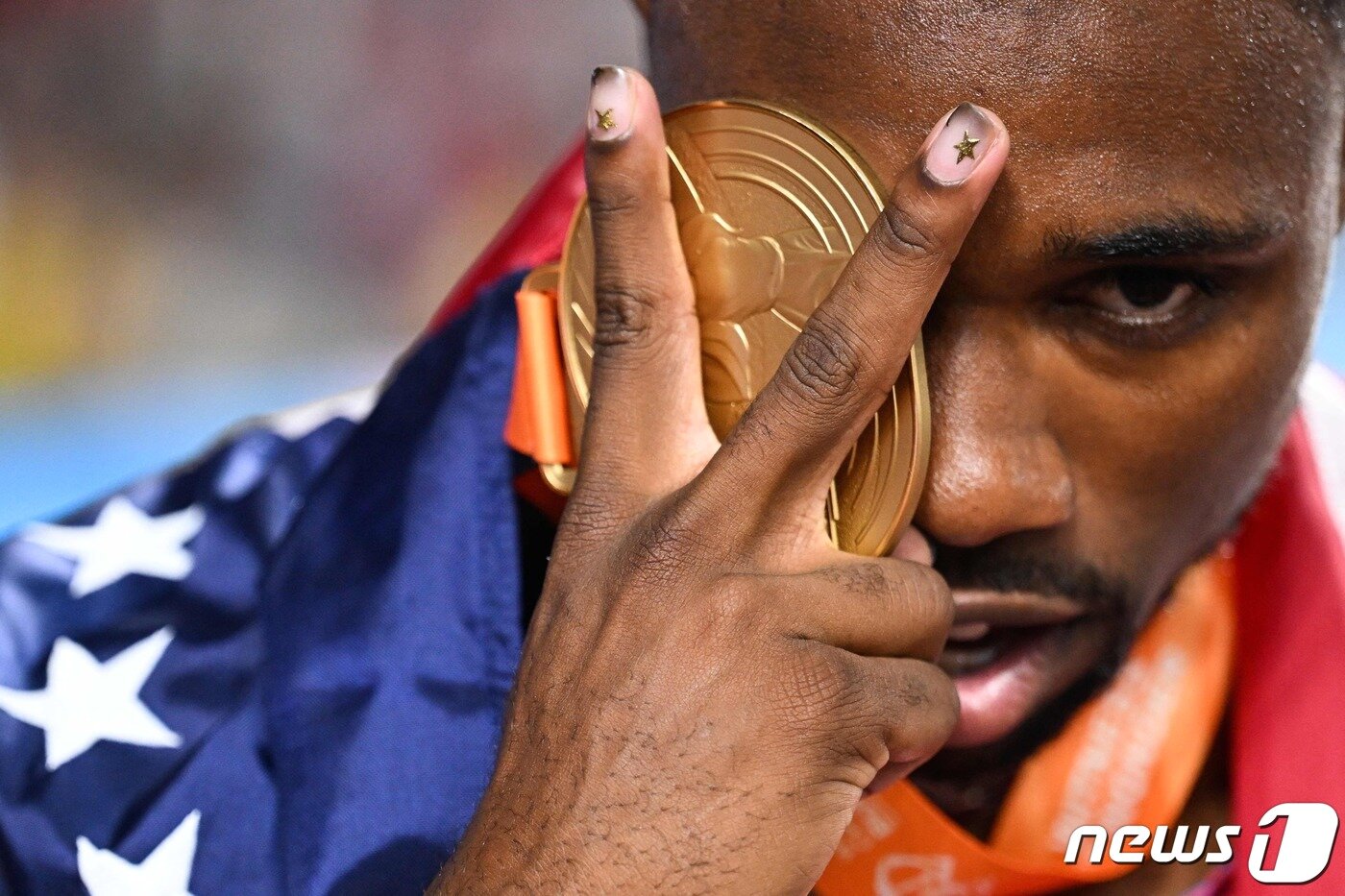 본문 이미지 - 2관왕을 자축하는 세리머니를 하는 라일스. ⓒ AFP=뉴스1