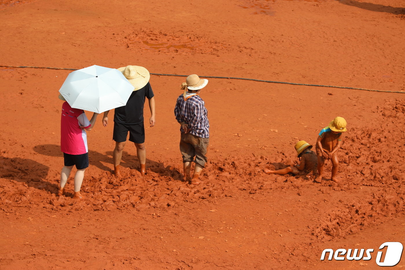 본문 이미지 - 26일 오후 제주도민들이 서귀포시 제주혁신도시내 저류지(숨골공원)에 조성된 '황토 어싱광장'에서 맨발로 걷고 있다. 어싱(Earthing)’이란 지구와 우리 몸을 하나로 연결한다는 의미로 걷는 사람이 지구의 에너지를 우리 몸에 받아들인다는 뜻이다.2023.8.26/뉴스1 ⓒ News1