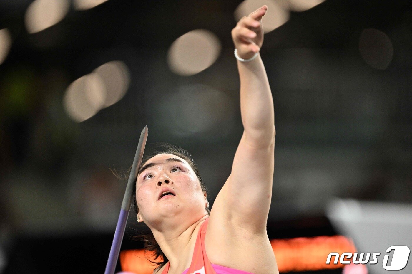 본문 이미지 - 세계선수권 여자 창던지기 챔피언에 오른 기타구치. ⓒ AFP=뉴스1