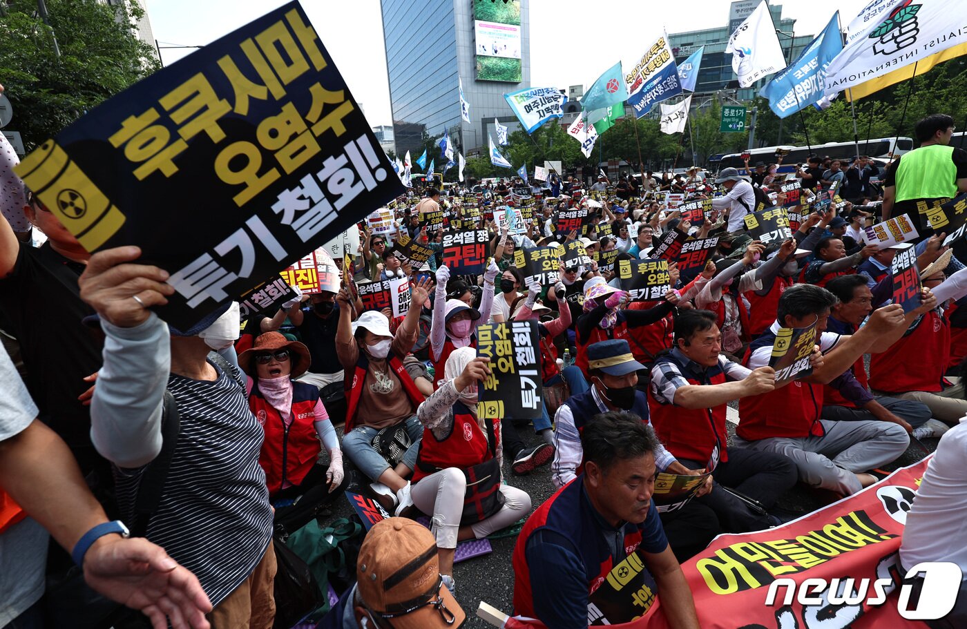 본문 이미지 - 26일 오후 서울 중구 태평로 일대에서 열린 '후쿠시마 오염수 해양 투기 규탄 범국민대회'에서 어민들이 일본의 오염수 방류 중단을 촉구하고 윤석열 정부를 규탄하고 있다. 2023.8.26/뉴스1 ⓒ News1 구윤성 기자