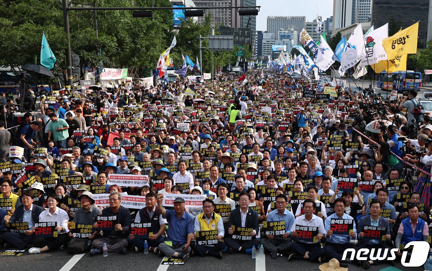 본문 이미지 - 26일 오후 서울 중구 태평로 일대에서 열린 '후쿠시마 오염수 해양 투기 규탄 범국민대회'에서 참가자이 일본의 오염수 방류 중단을 촉구하고, 윤석열 정부를 규탄하고 있다. 2023.8.26/뉴스1 ⓒ News1 구윤성 기자