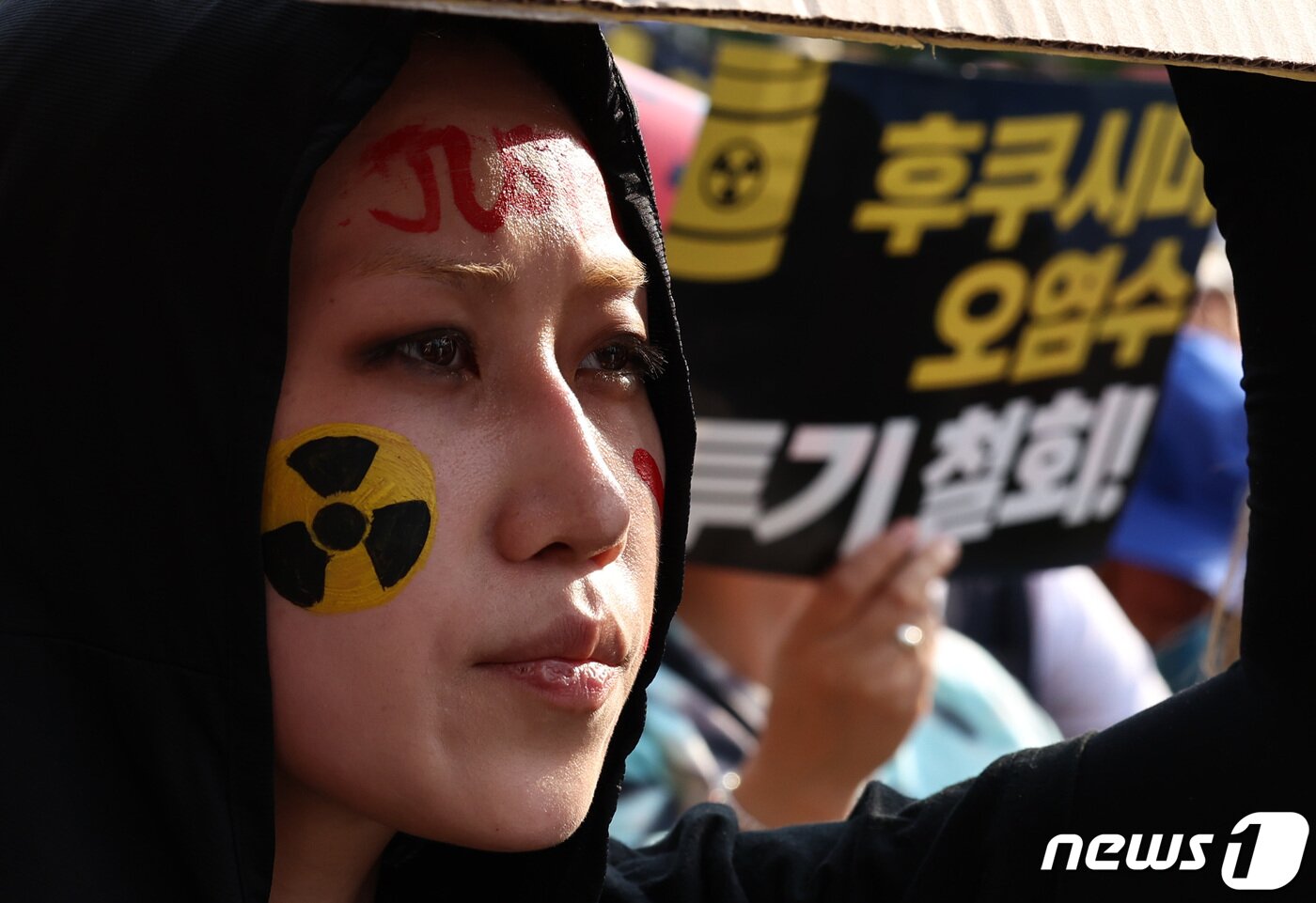 본문 이미지 - 26일 오후 서울 중구 태평로 일대에서 열린 '후쿠시마 오염수 해양 투기 규탄 범국민대회'에서 참가자가 일본의 오염수 방류 중단을 촉구하고 있다. 2023.8.26/뉴스1 ⓒ News1 구윤성 기자