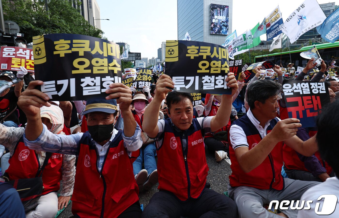 본문 이미지 - 26일 오후 서울 중구 태평로 일대에서 열린 '후쿠시마 오염수 해양 투기 규탄 범국민대회'에서 어민들이 일본의 오염수 방류 중단을 촉구하고, 윤석열 정부를 규탄하고 있다. 2023.8.26/뉴스1 ⓒ News1 구윤성 기자
