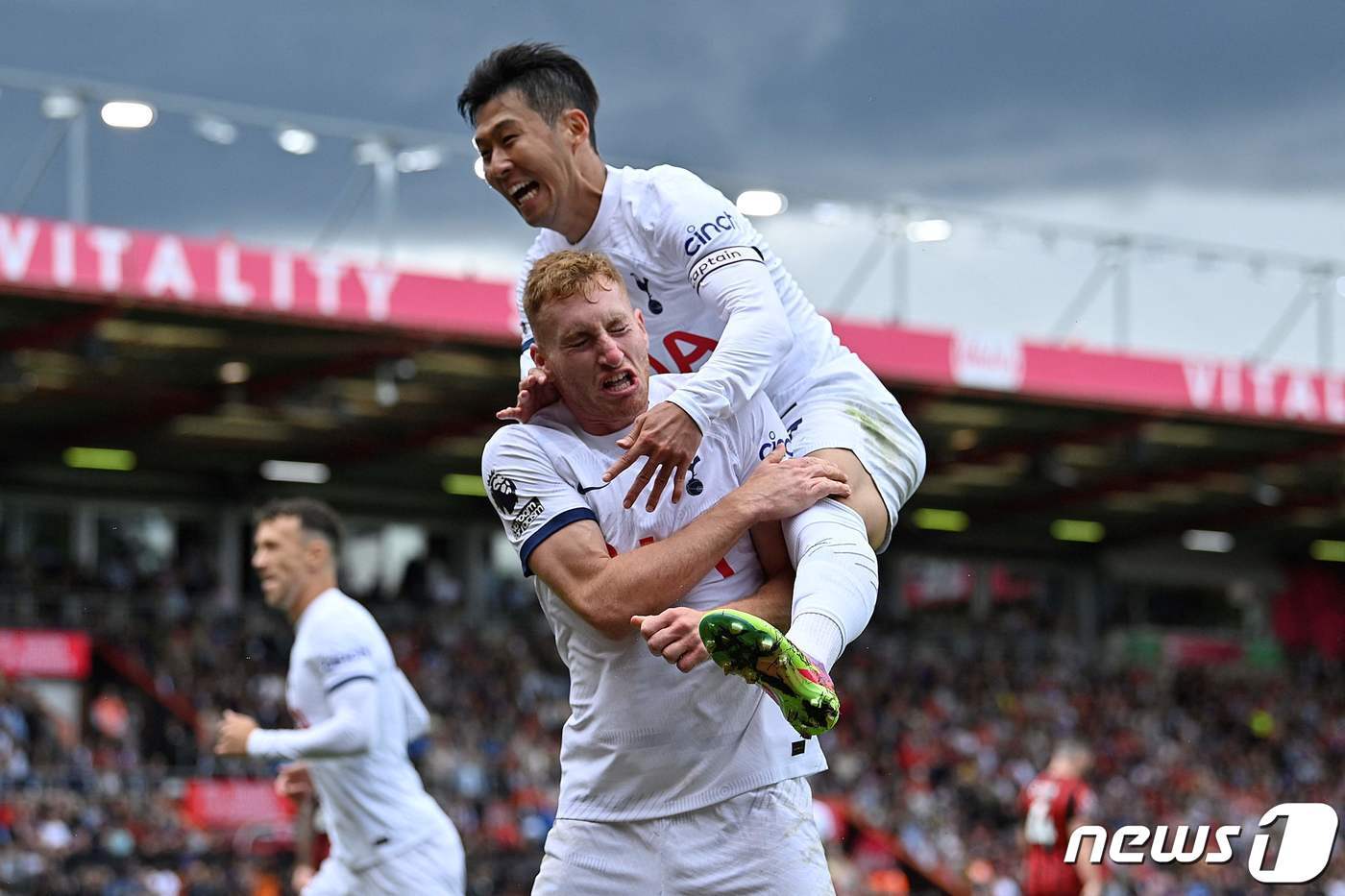 본문 이미지 - 토트넘 홋스퍼의 손흥민(위)ⓒ AFP=뉴스1