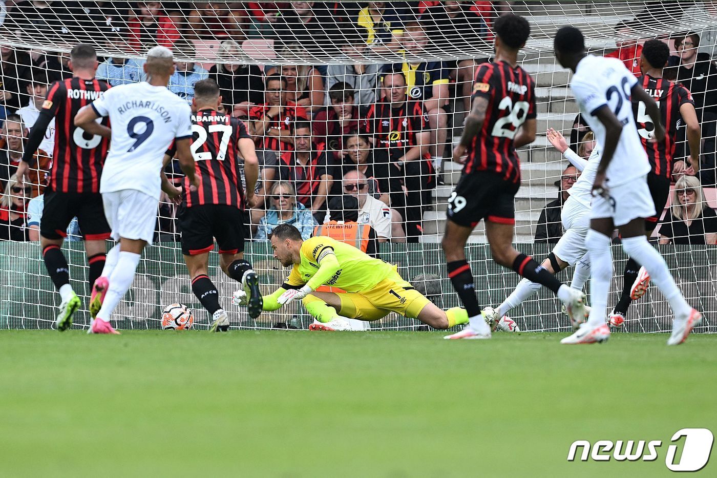 본문 이미지 - 제임스 메디슨의 선제골 장면 ⓒ AFP=뉴스1