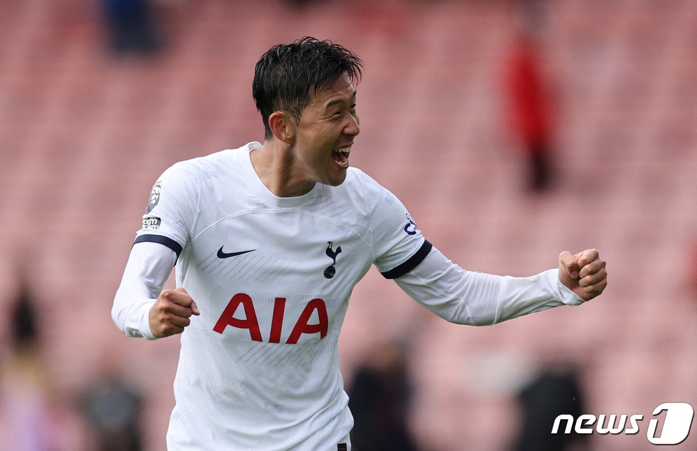 본문 이미지 - 토트넘의 손흥민이 26일(현지시간) 영국 본머스의 바이탈리티 스타디움에서 열린 EPL 본머스와 경기서 승리를 한 뒤 환호를 하고 있다. 2023.08.27 ⓒ 로이터=뉴스1 ⓒ News1 우동명 기자