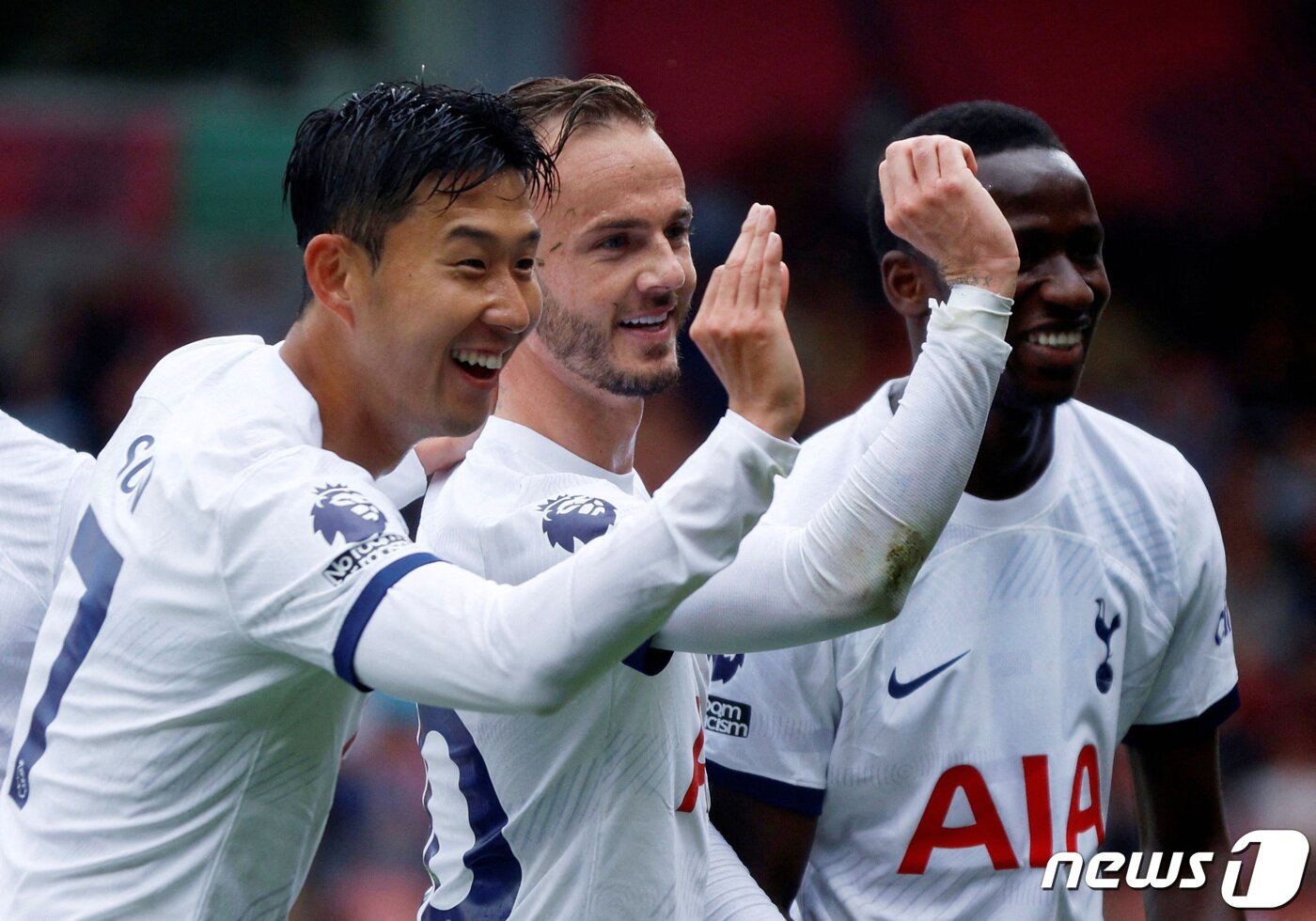 본문 이미지 - 토트넘의 손흥민이 26일(현지시간) 영국 본머스의 바이탈리티 스타디움에서 열린 EPL 본머스와 경기서 제임스 메디슨의 데뷔 골을 축하하고 있다. 2023.08.27 ⓒ 로이터=뉴스1 ⓒ News1 우동명 기자