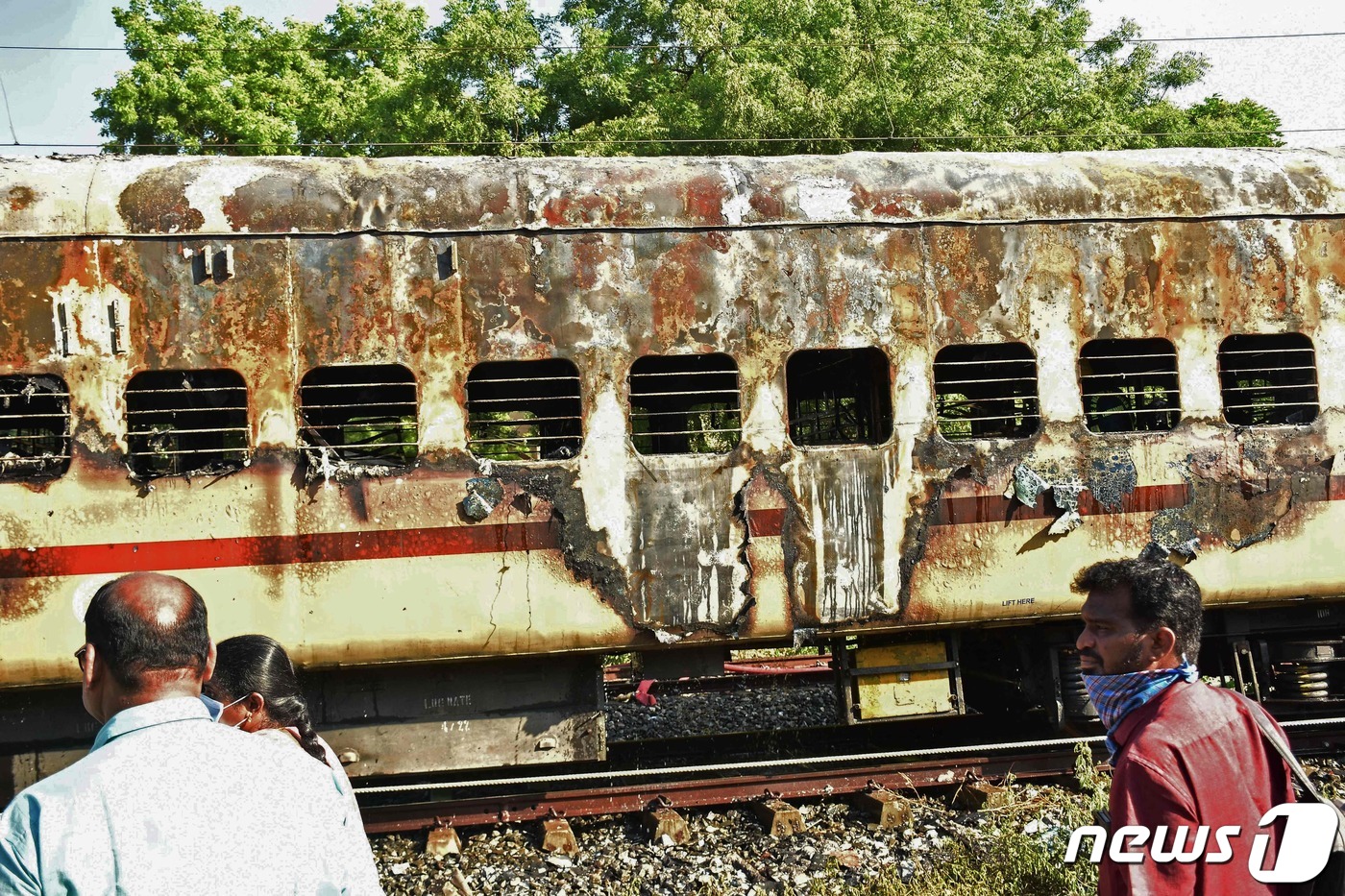 (마두라이 AFP=뉴스1) 우동명 기자 = 26일(현지시간) 인도 마두라이의 철도 조차장에 주차된 열차 객차에서 화재가 발생해 불에 탄 모습이 보인다. 2023.08.27ⓒ AFP …