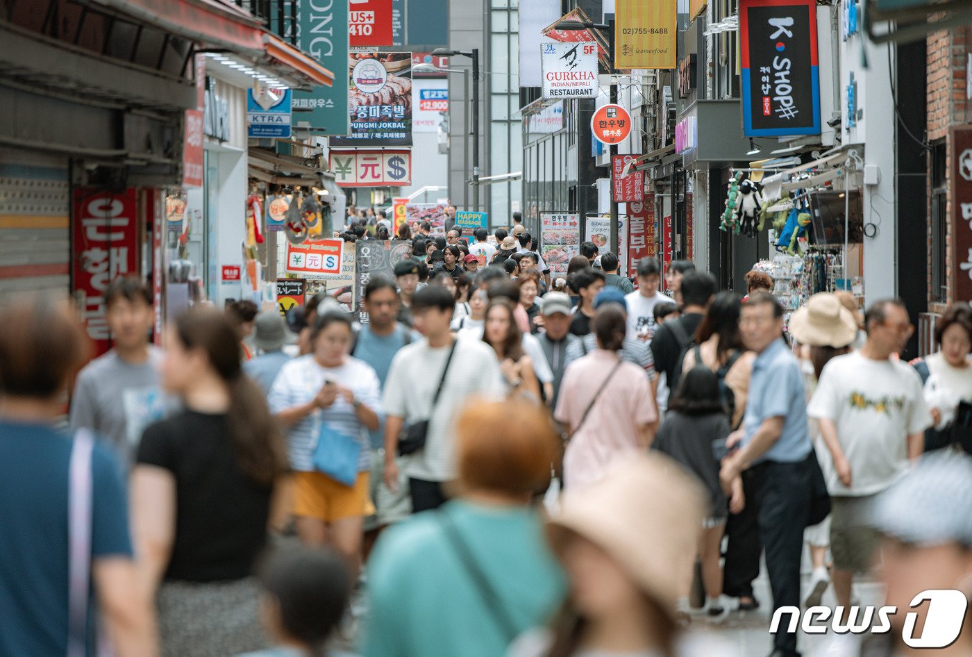 지난해 8월27일 서울 중구 명동거리가 외국인 관광객들과 시민들로 붐비고 있다. 2023.8.27/뉴스1 ⓒ News1 이재명 기자